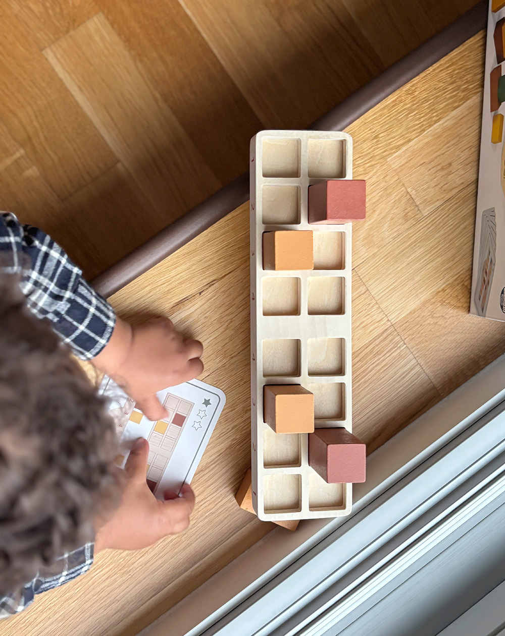 Kind spielt mit Montessori Balancierspiel