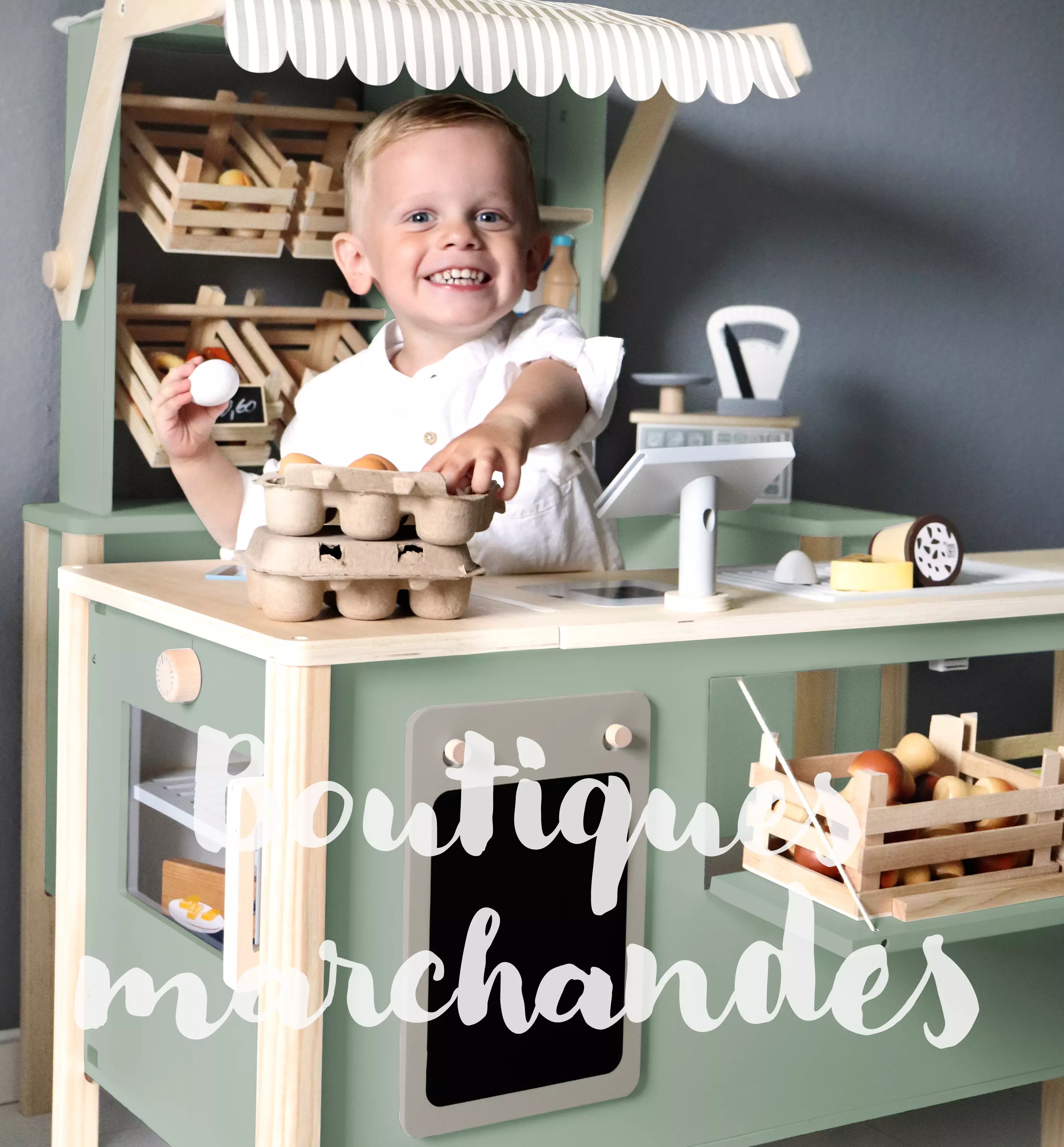 Junge spielt mit einem Kaufmannsladen aus Holz