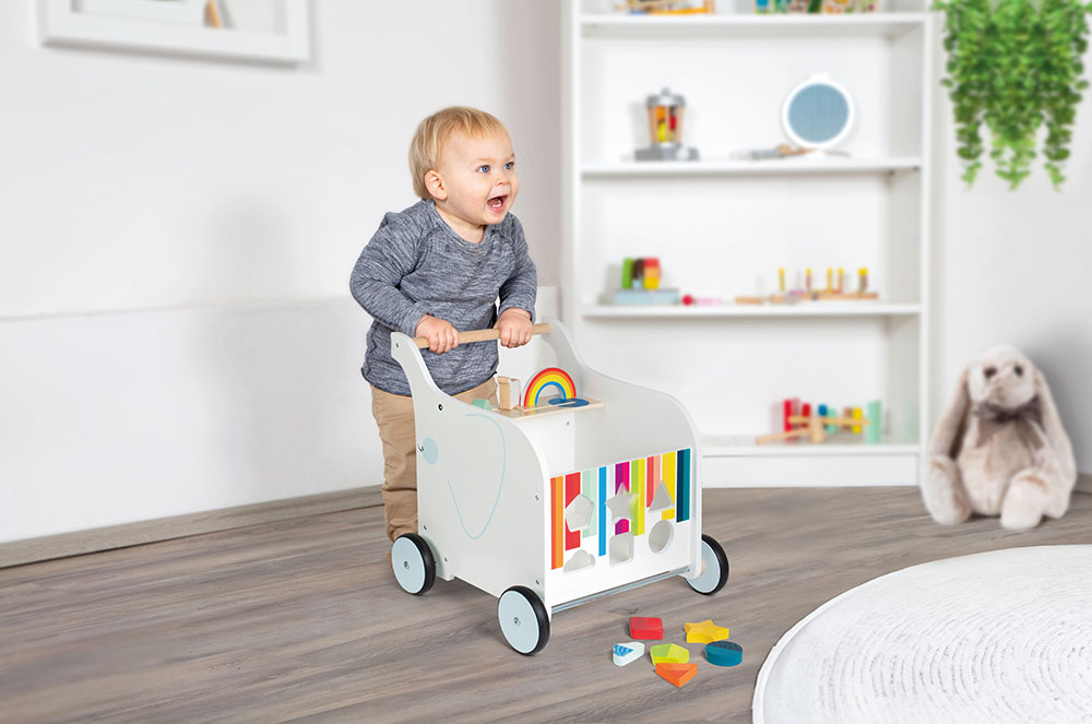 Kind spielt mit Lauflernwagen Elefant