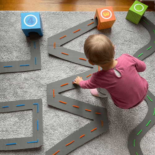 Kind, das mit DIY Spielstraße spielt