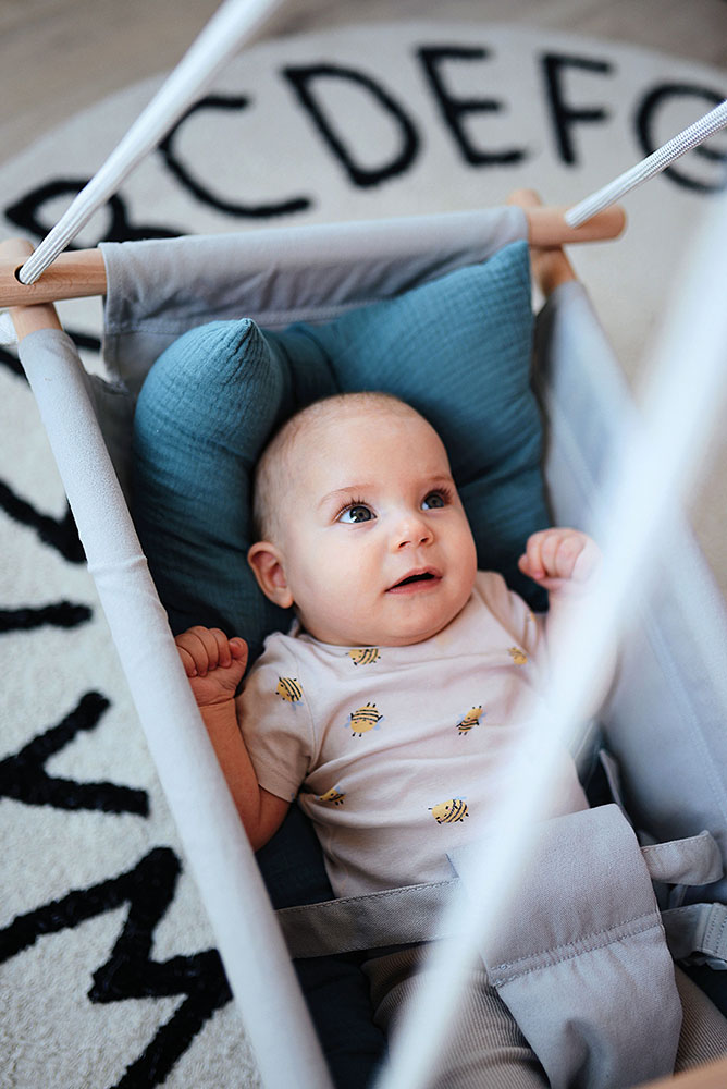 Kind spielt mit Babyschaukel Seaside