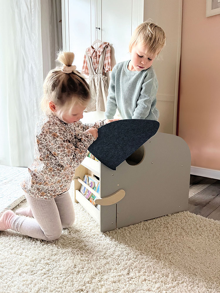 Geöffnete Spielzeugbox Elefant mit Rollen