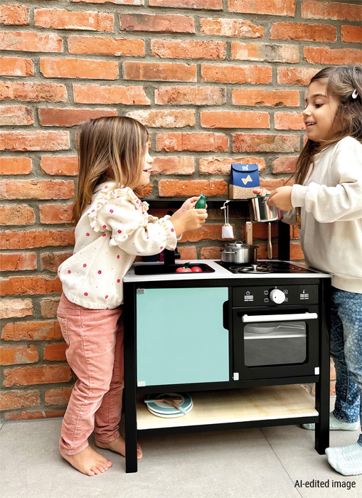 Kind spielt mit Kinderküche Industrial