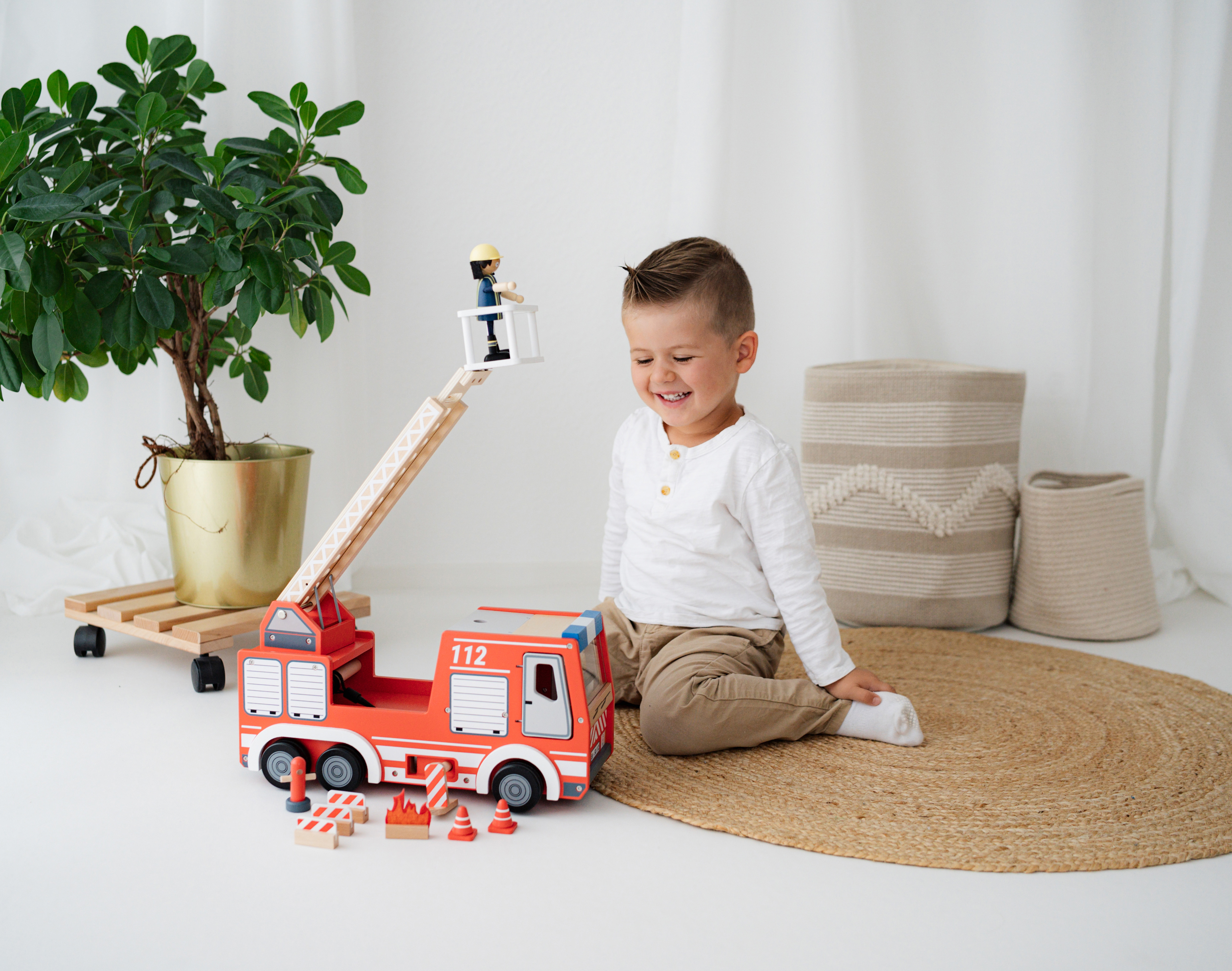 Kind spielt mit Feuerwehrauto