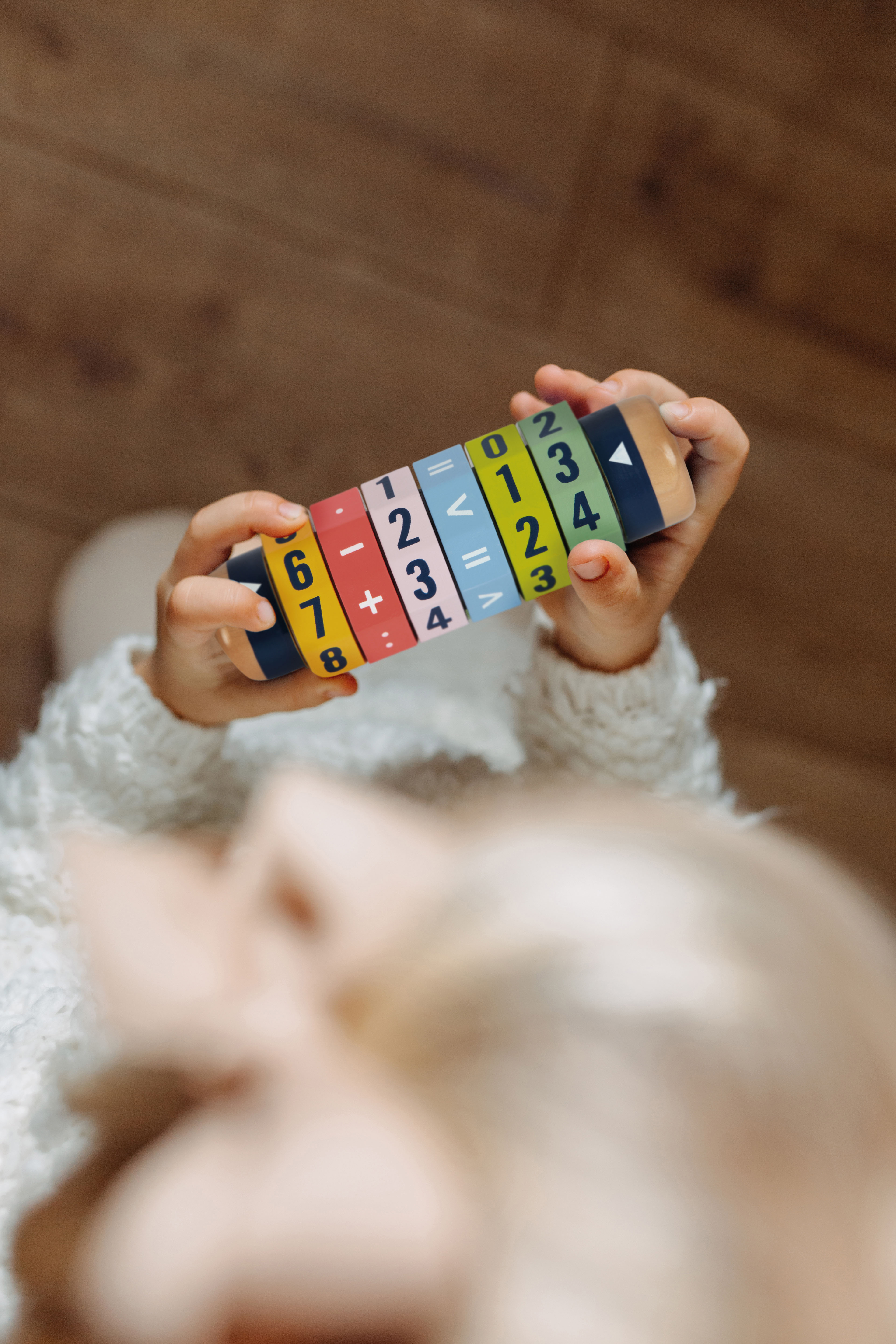 Kind spielt mit der bunten Rechenrolle