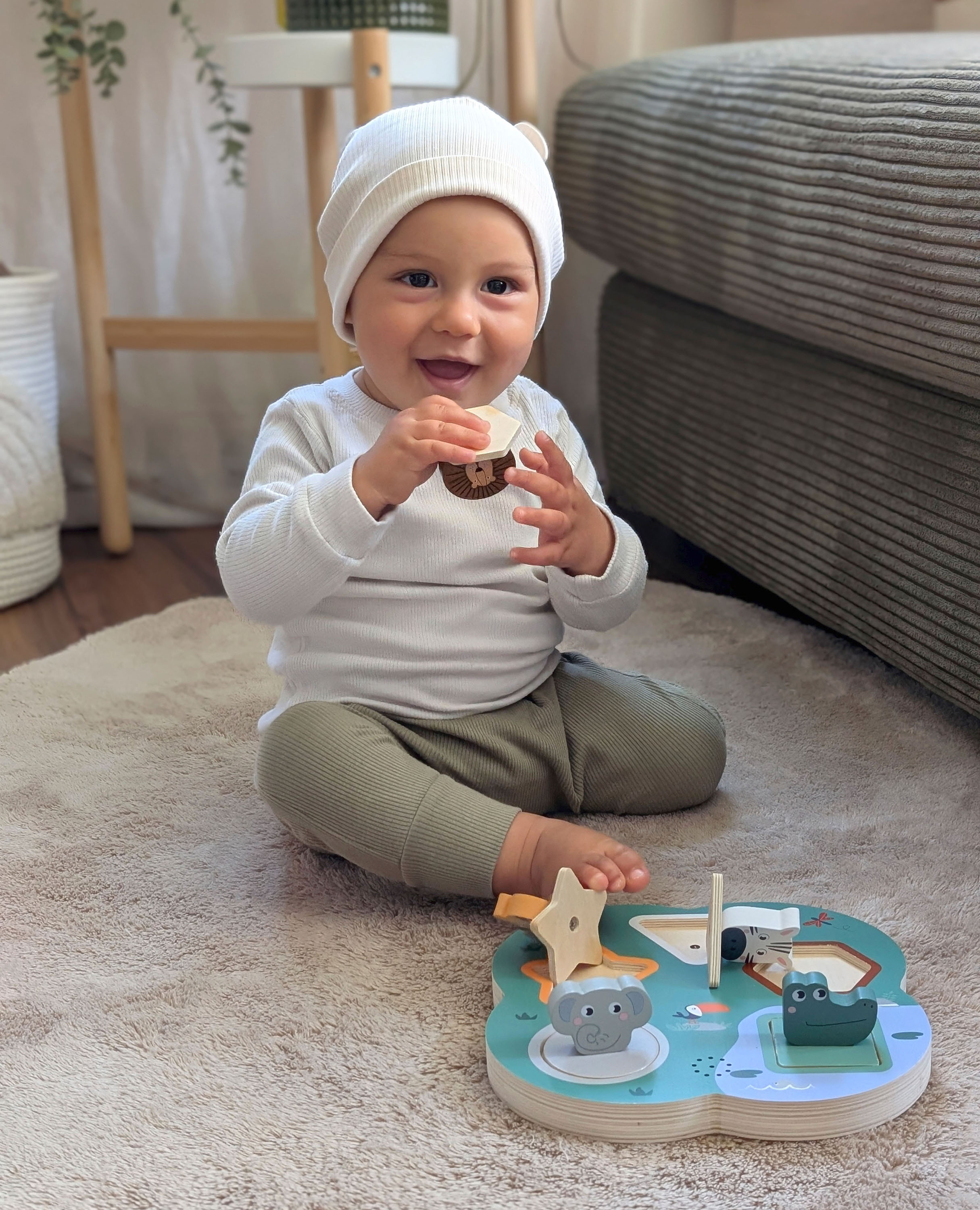 Kind spielt mit Setzpuzzle 3D Tierlaute Safari
