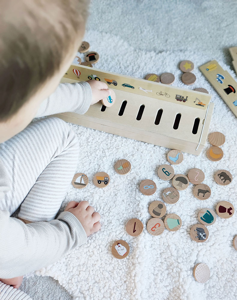 Kind spielt mit Bildersortierbox dritte Ansicht