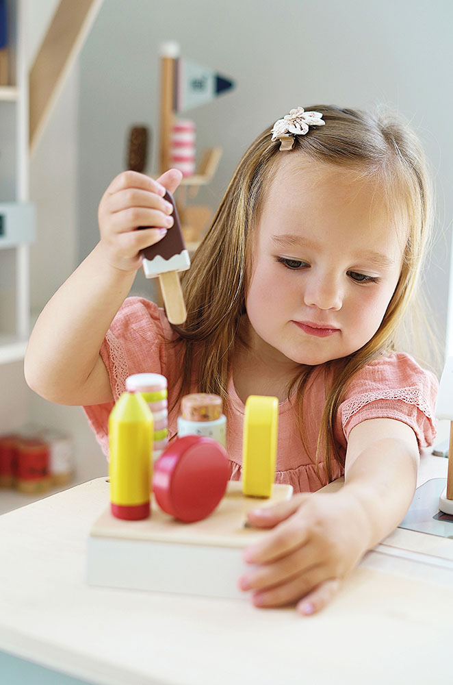 Kind spielt mit Eis am Stiel fresh