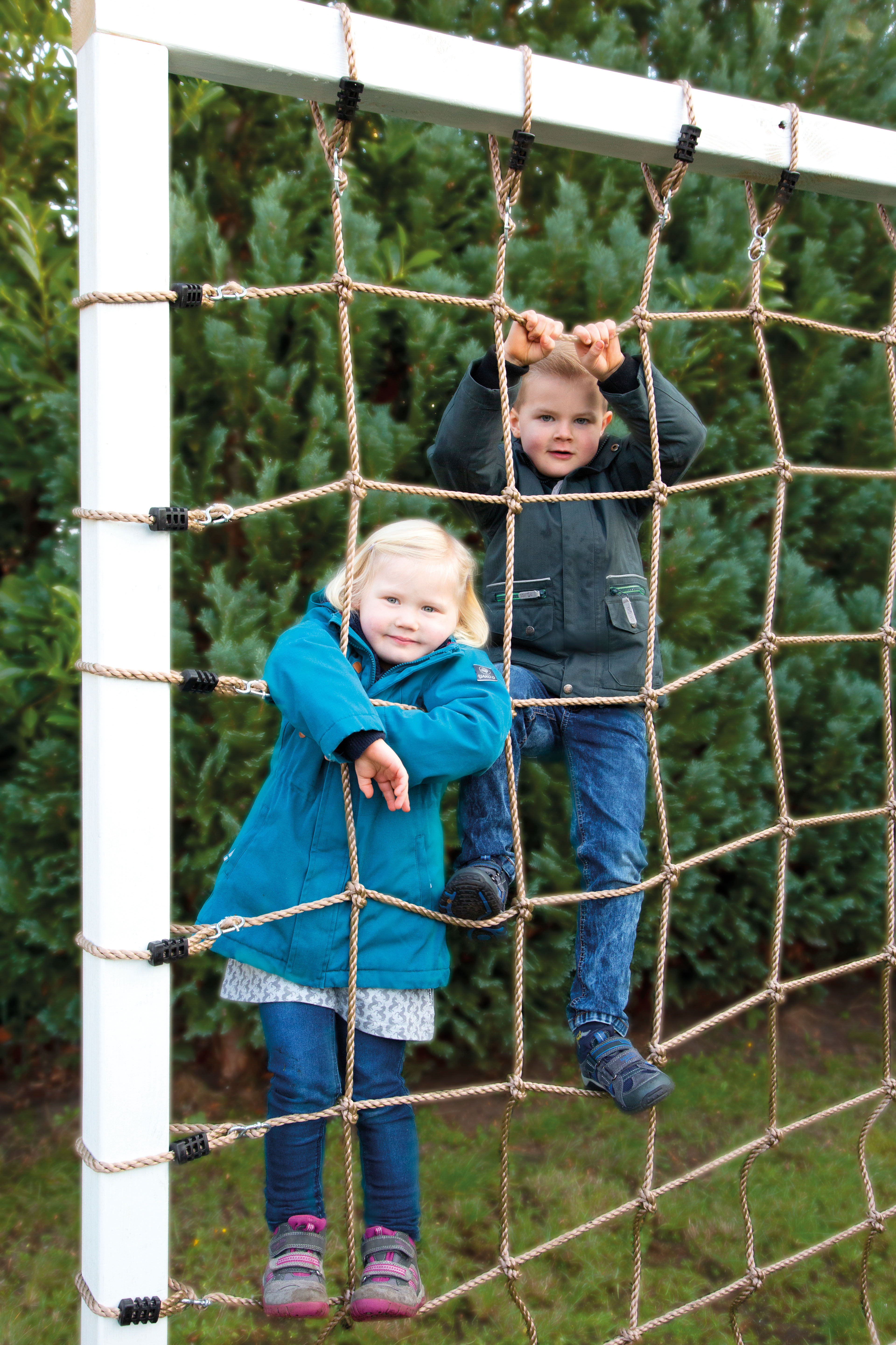 Mädchen und Junge an Kletternetz für Kinder