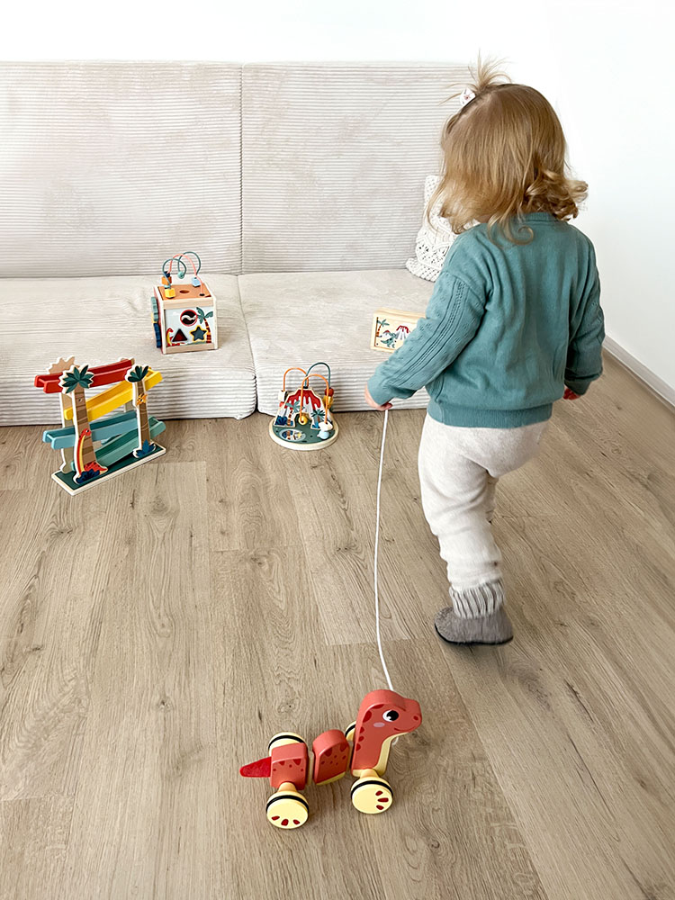 Motorikschleife „Dino“ für Kinder, Person, Kleidung, Strumpfwaren, Socke