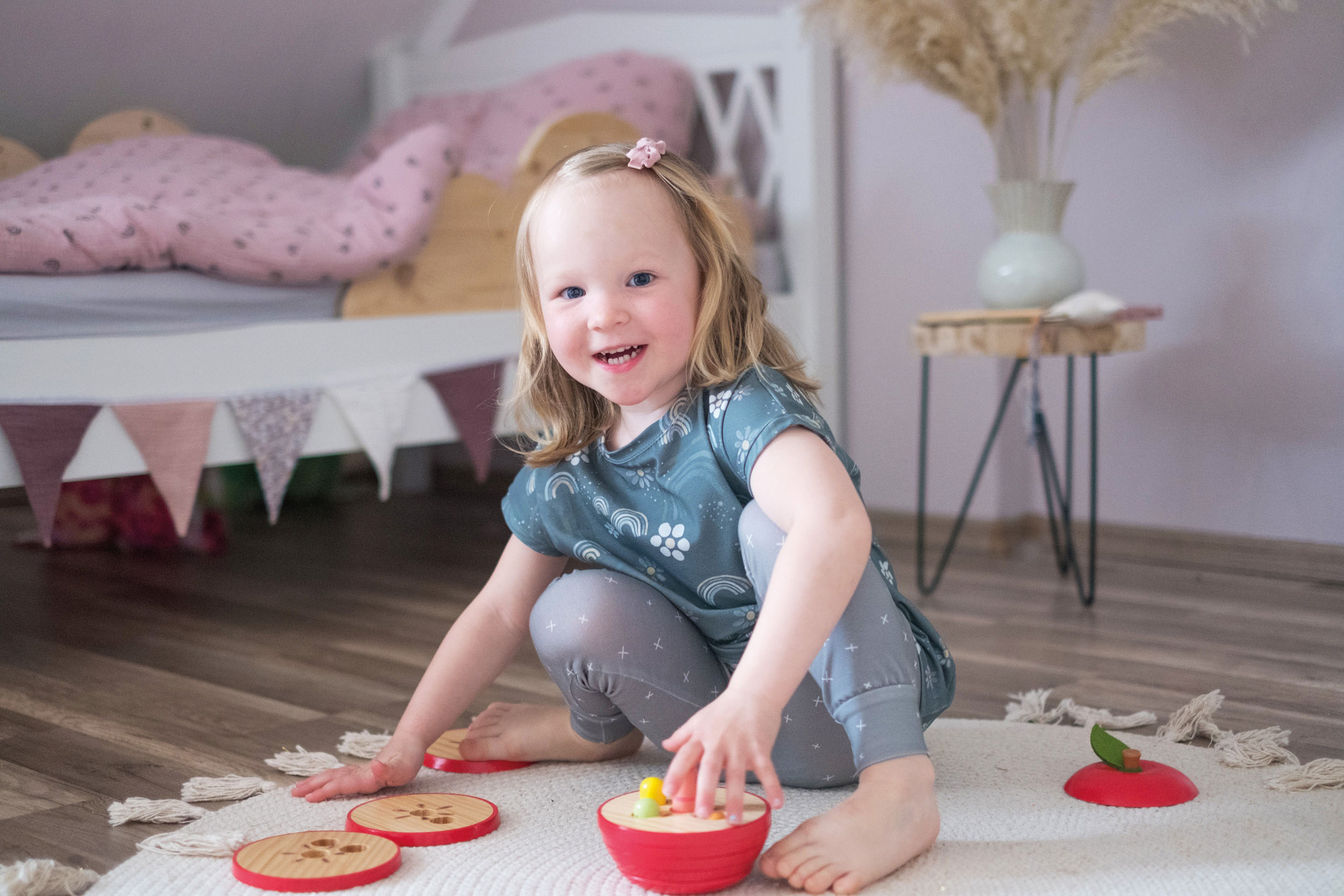 Mädchen spielt erfreut mit dem Steckspiel