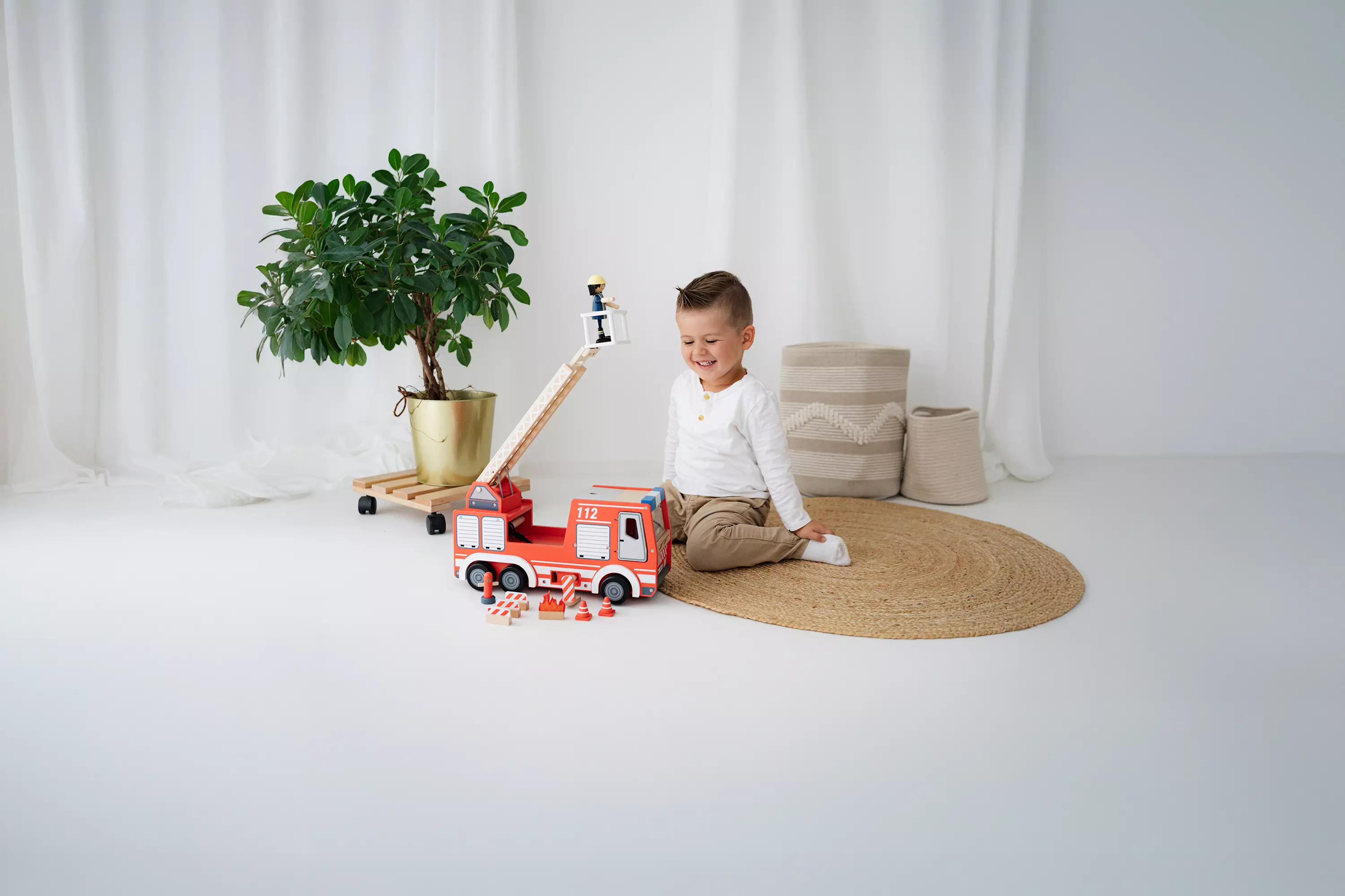 Junge spielt mit Feuerwehrauto
