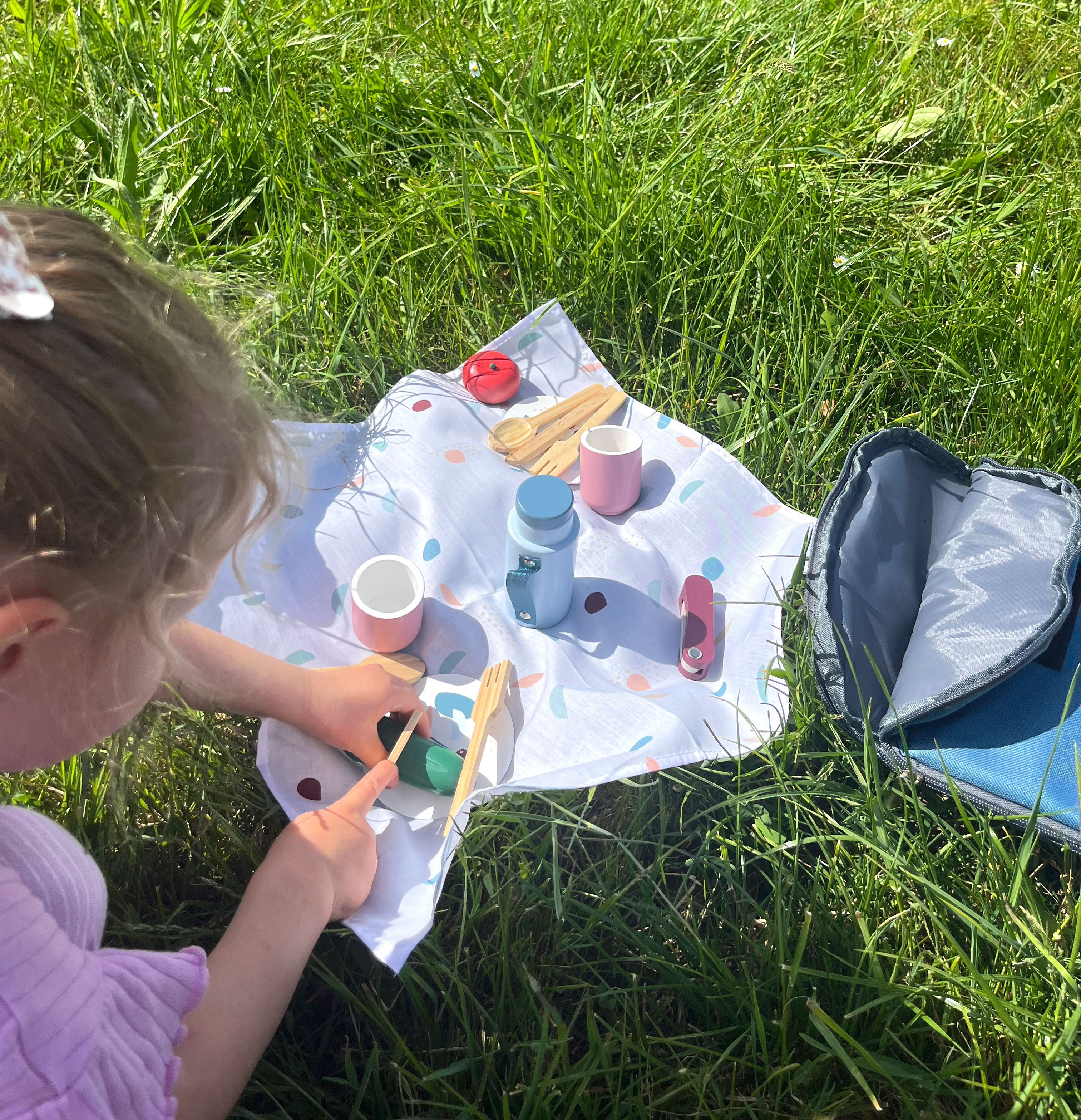 Kind spielt mit Picknickrucksack Tasty