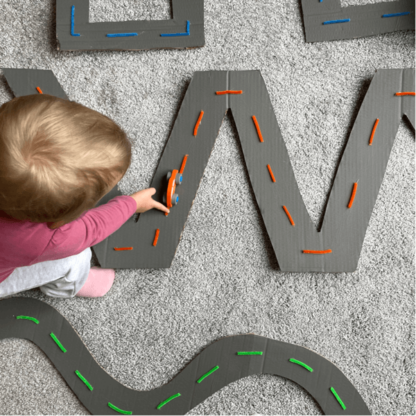 Kind, das mit DIY Spielstraße spielt