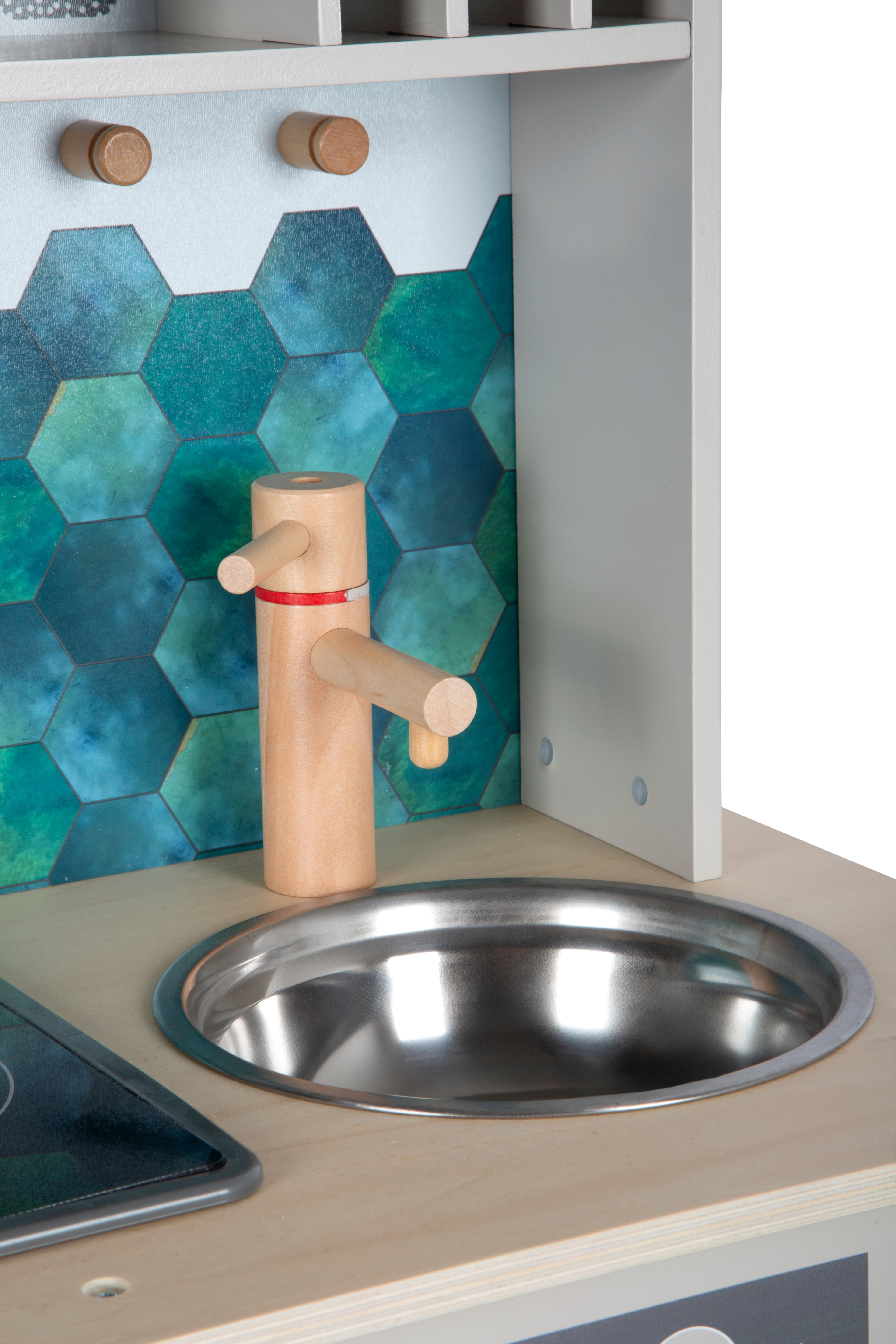 Metallspülbecken und Holzwasserhahn an grauer Kinderküche