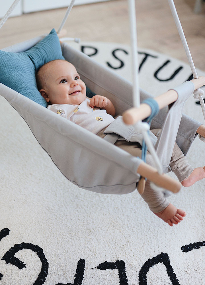 Kind spielt mit Babyschaukel Seaside