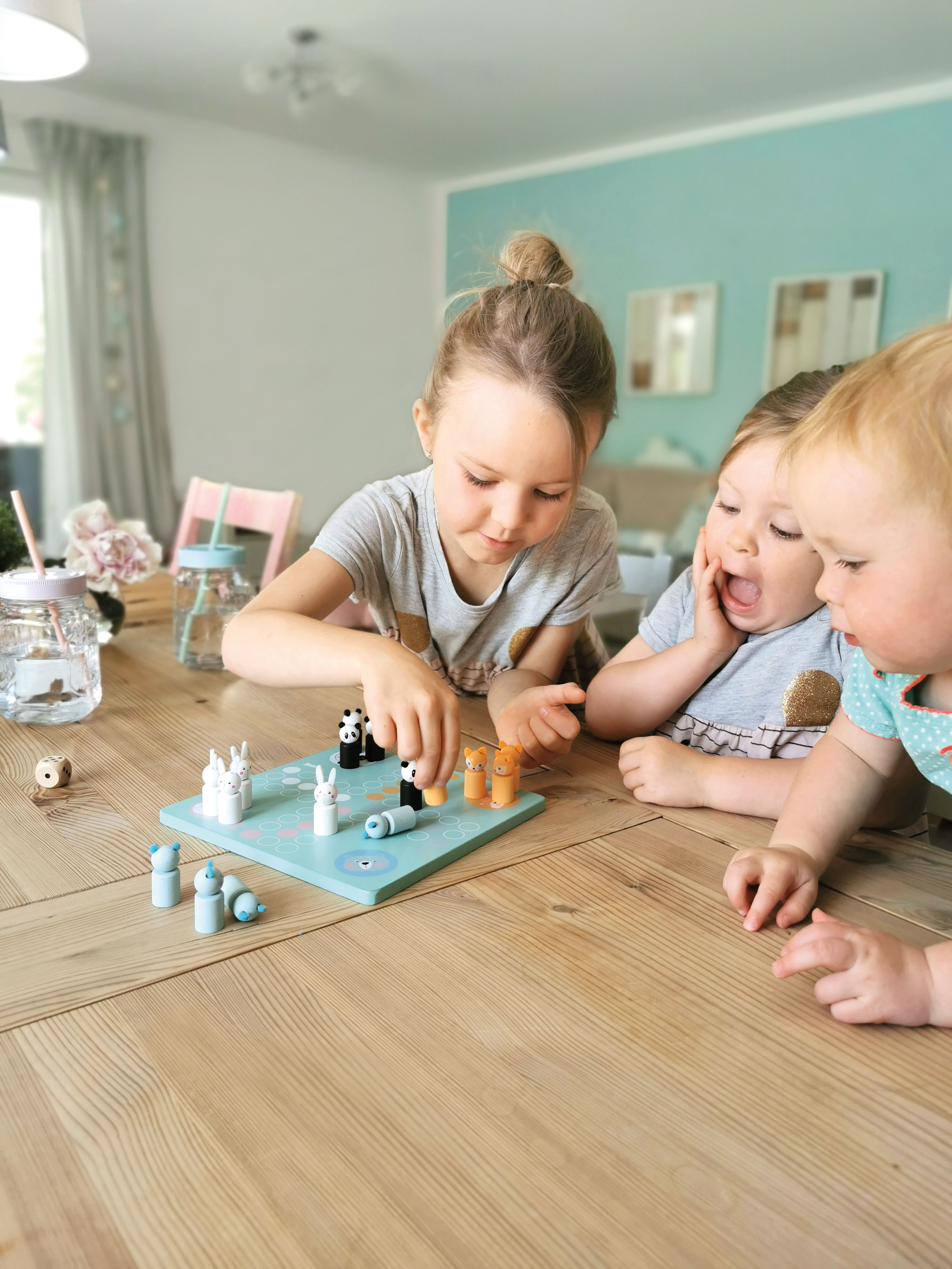 Kinder spielen erfreut mit dem Ludo Pastell