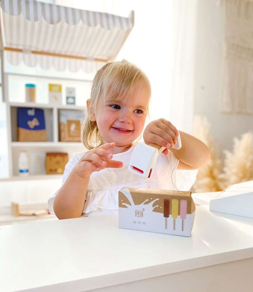 Kind spielt im Kaufladen Fresh