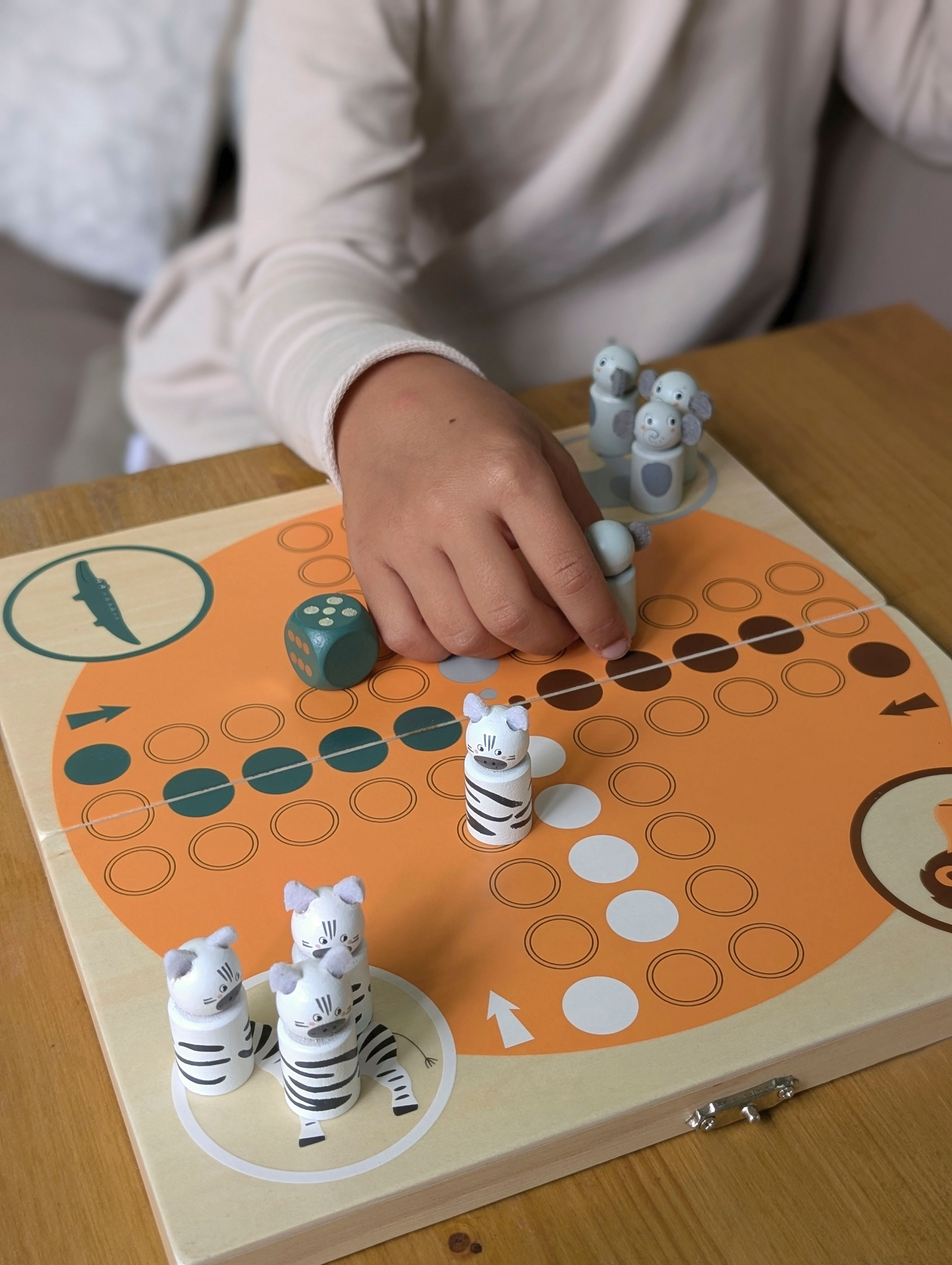 Kind spielt mit Ludo für 4 Spieler Safari