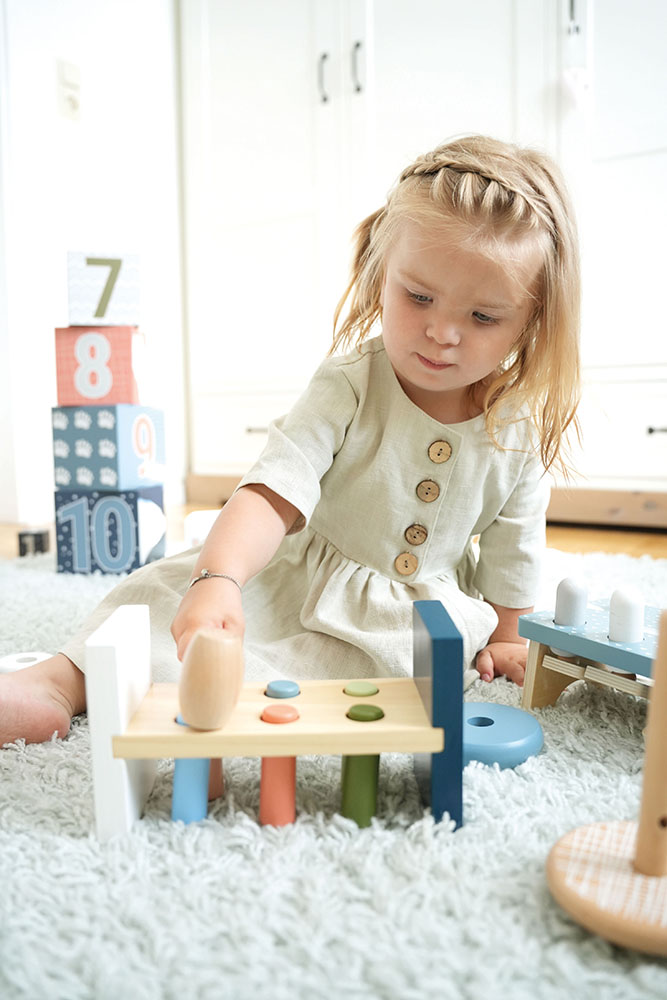 Kind spielt mit Klopfbank Arctic