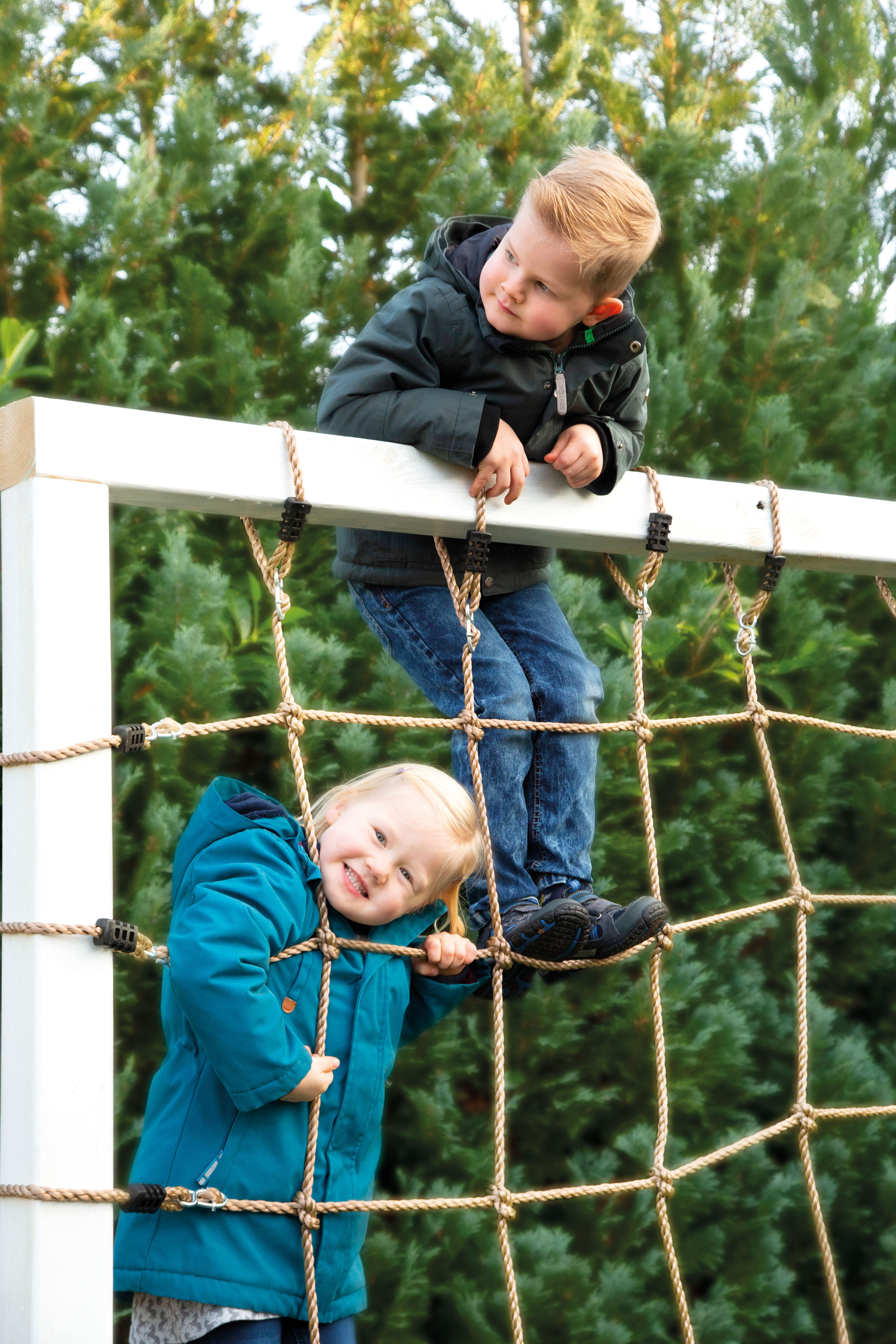 Kletternetz an einem breiten Rahmen aus Holz