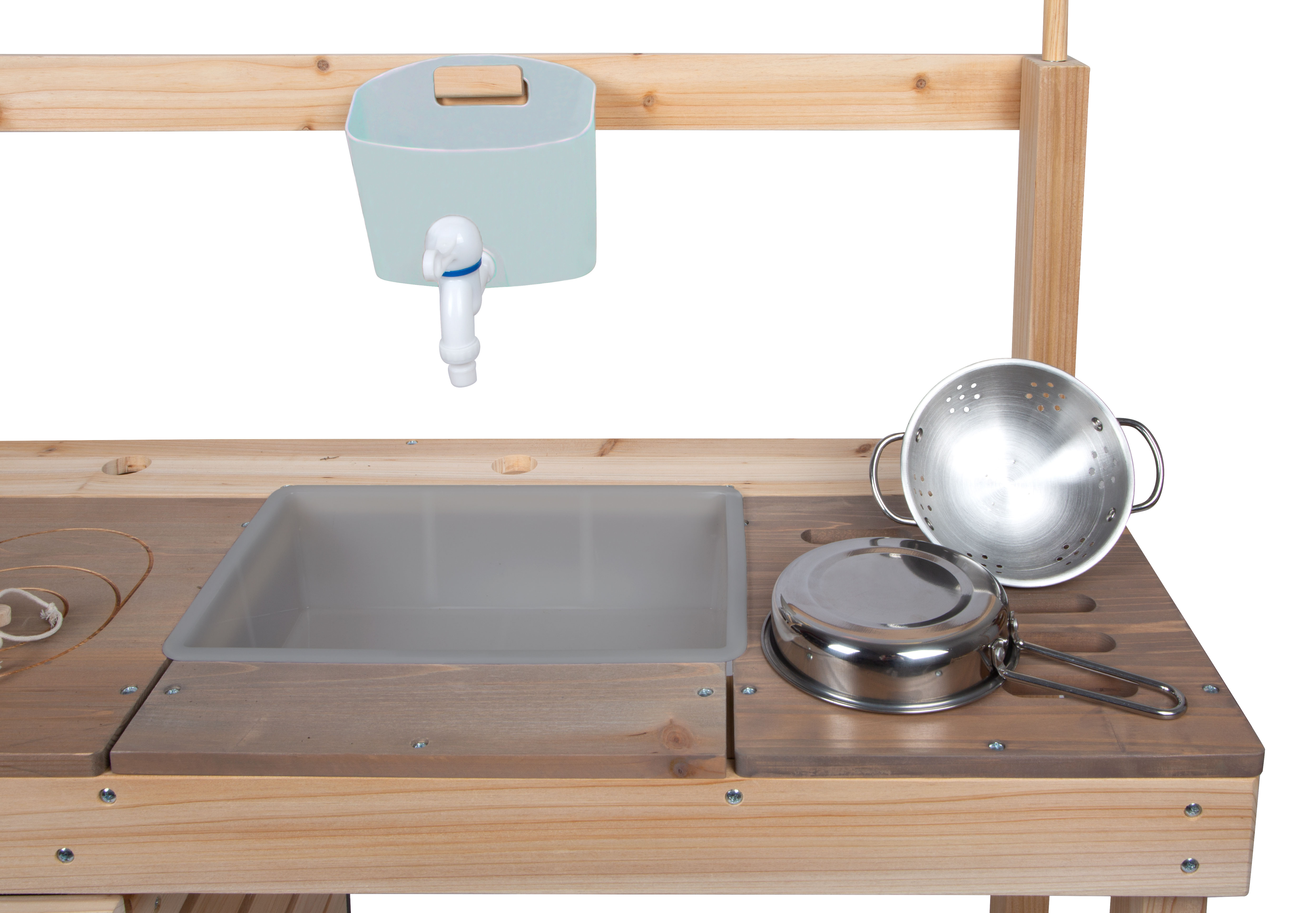 Matschküche mit Spülbecken, Wasserhahn und Kochgeschirr