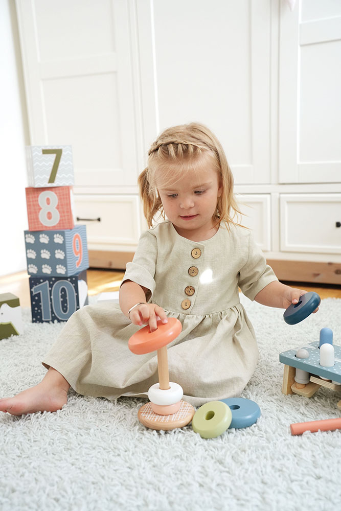 Kleinkind stapelt Arctic-Ringe übereinander