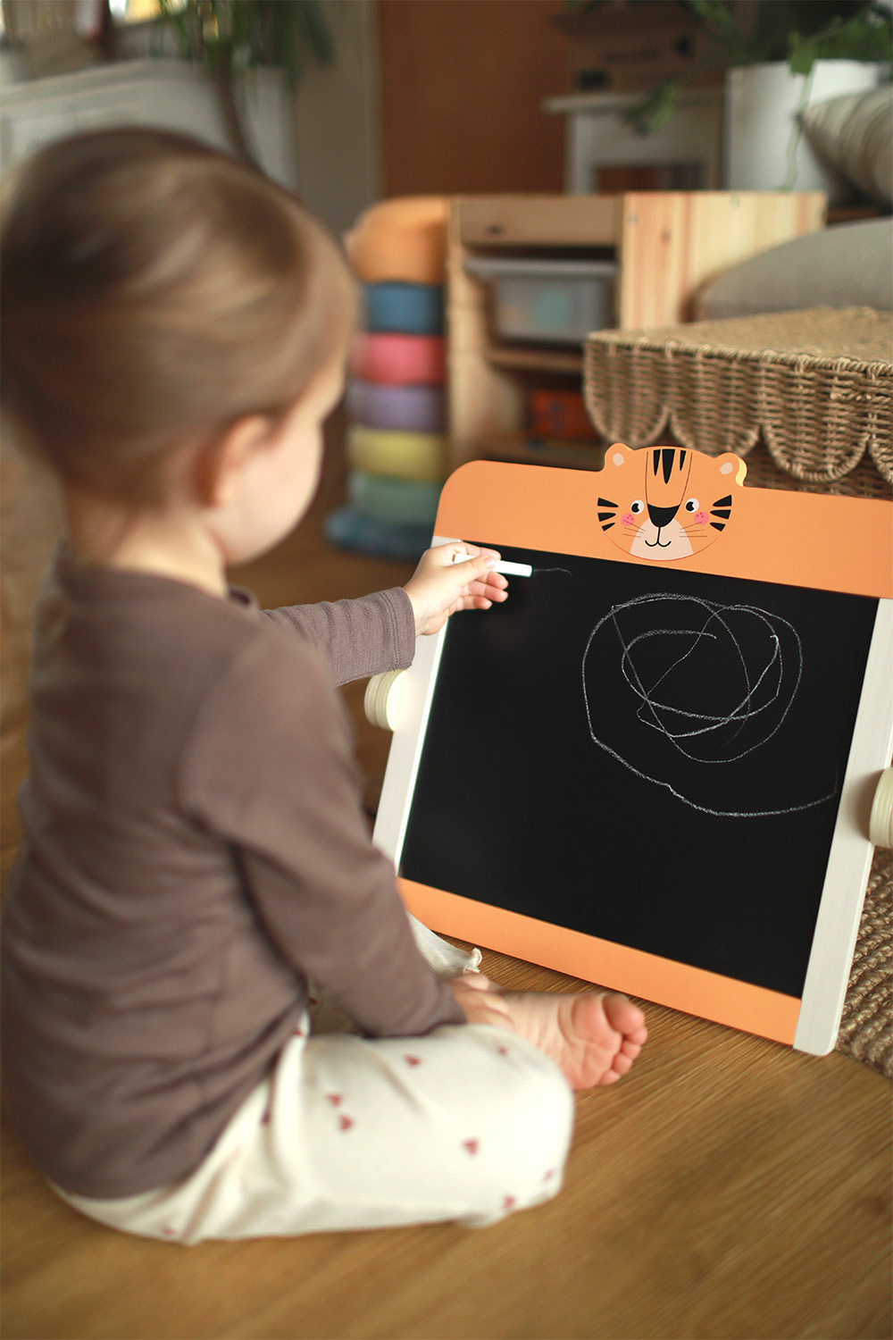Kind spielt mit Kreidetafel und Whiteboard Safari