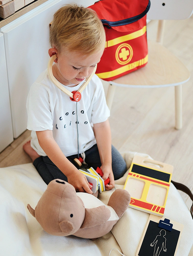 Junge spielt mit Arztspielzeug