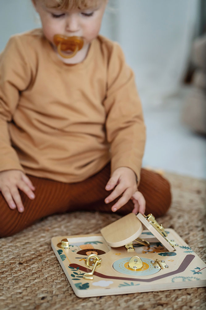 Motorikbrett Schloss und Riegel „Safari“ für Kinder, Junge, Kind, Männlich, Person, Gesicht