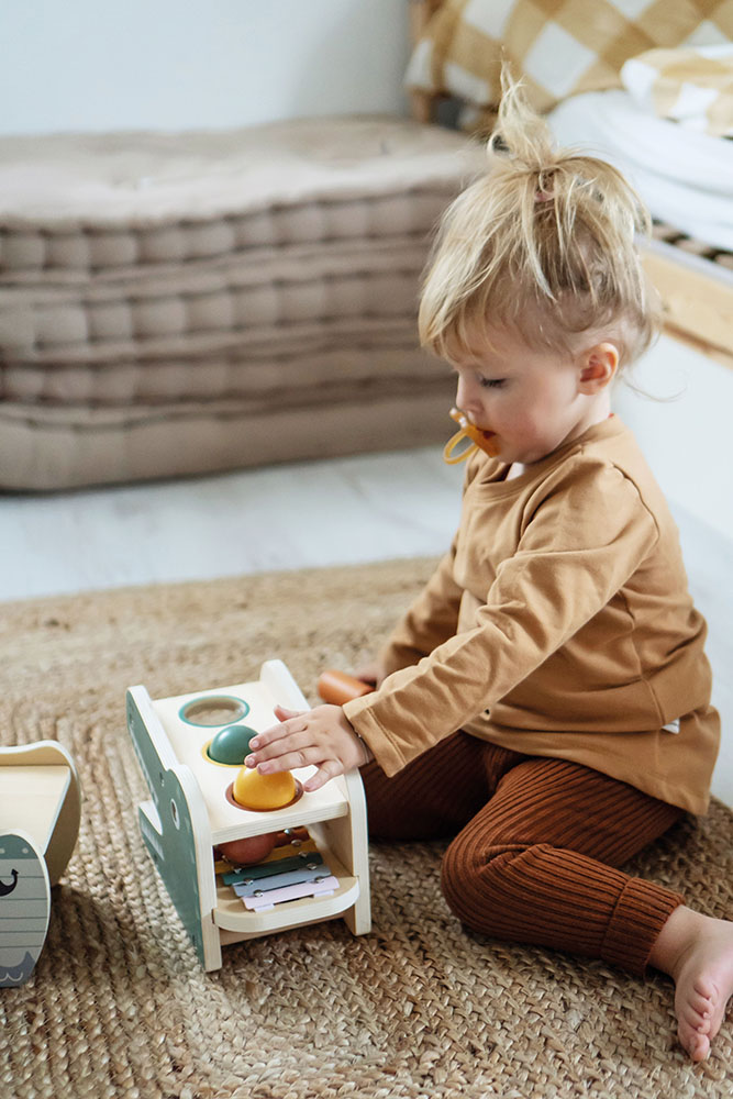 Kind spielt Klopfspiel mit Xylophon