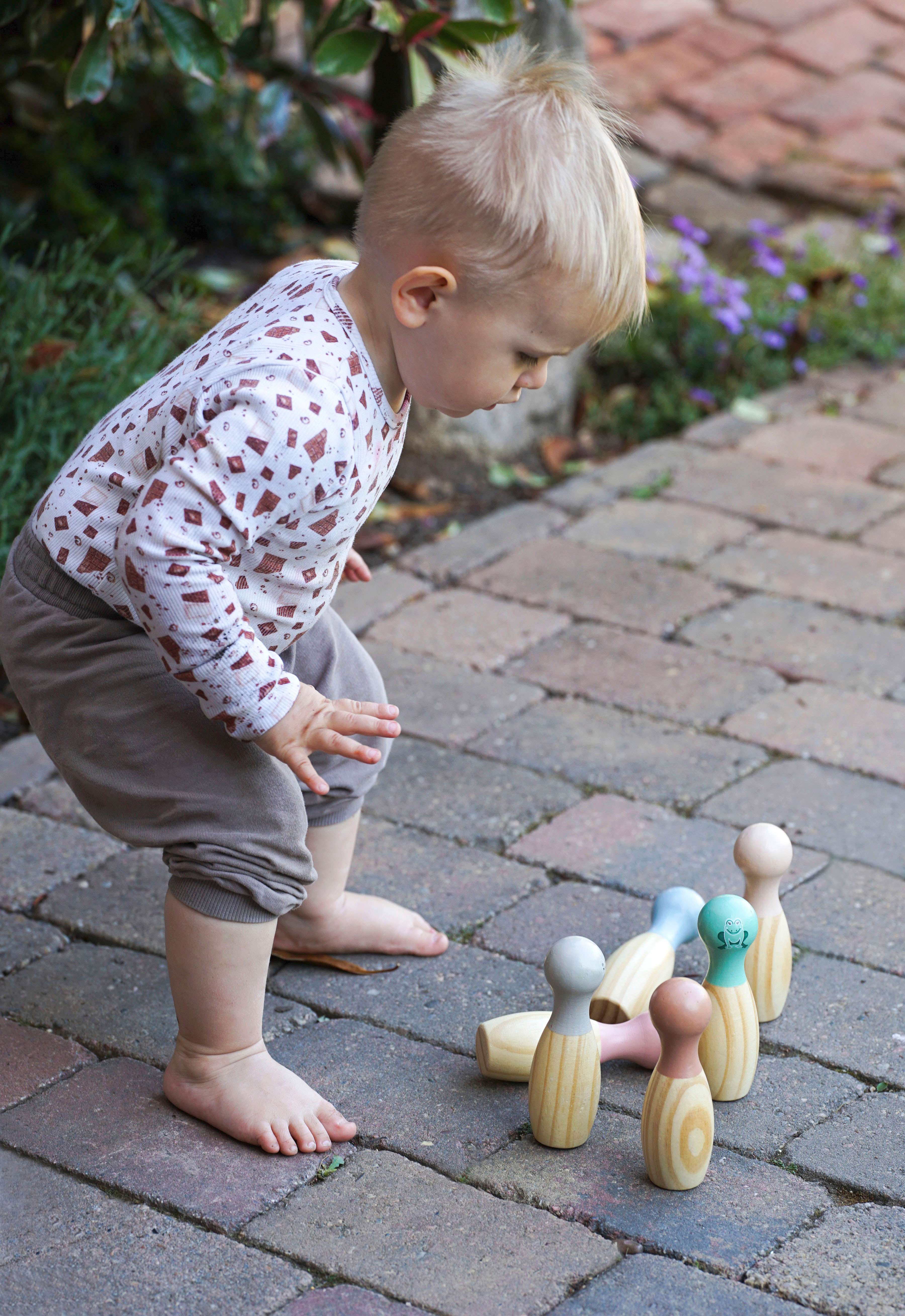 Kind spielt mit Bowling Garden Buddies
