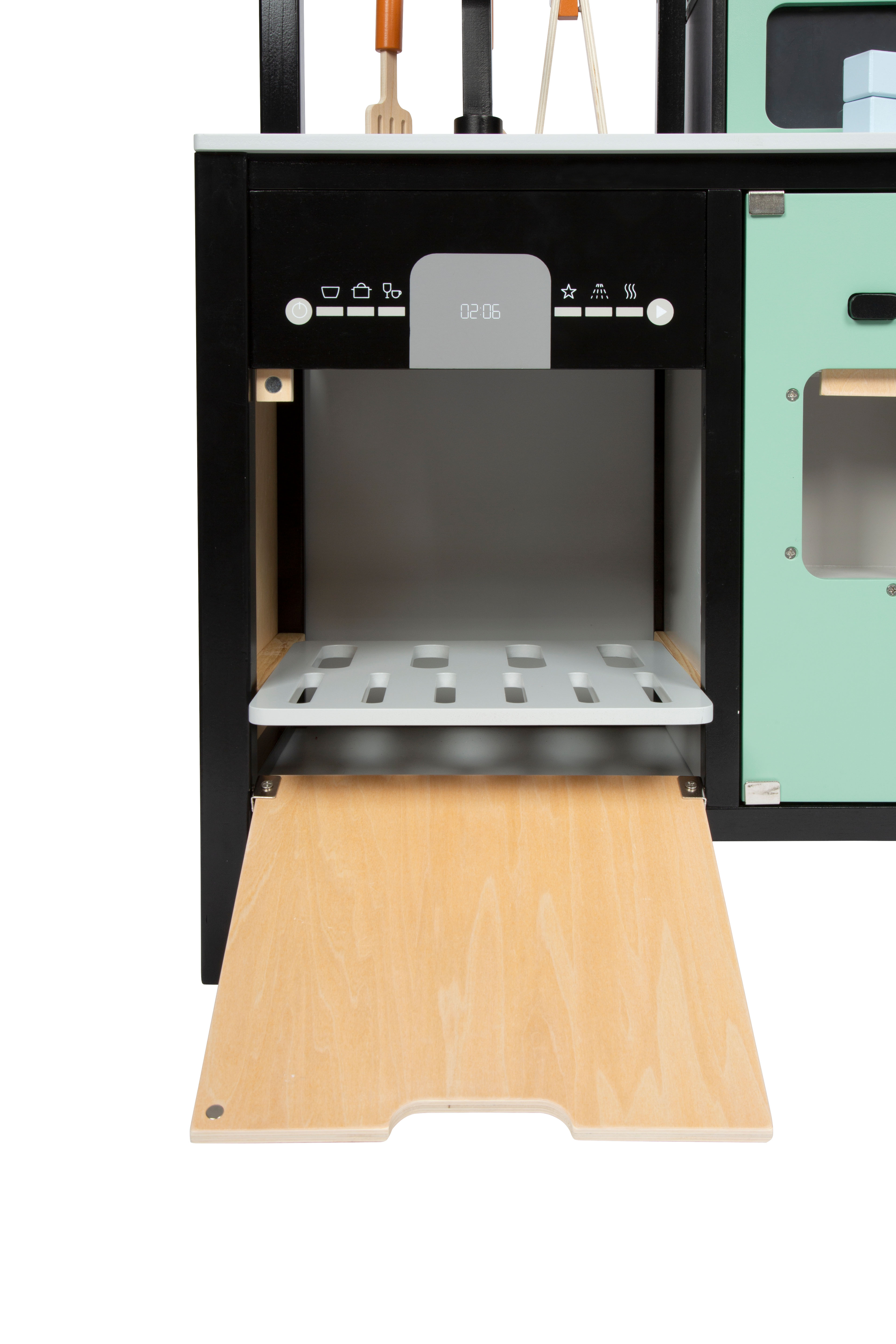 Spielküche mit geöffnetem Backofen mit Backblech