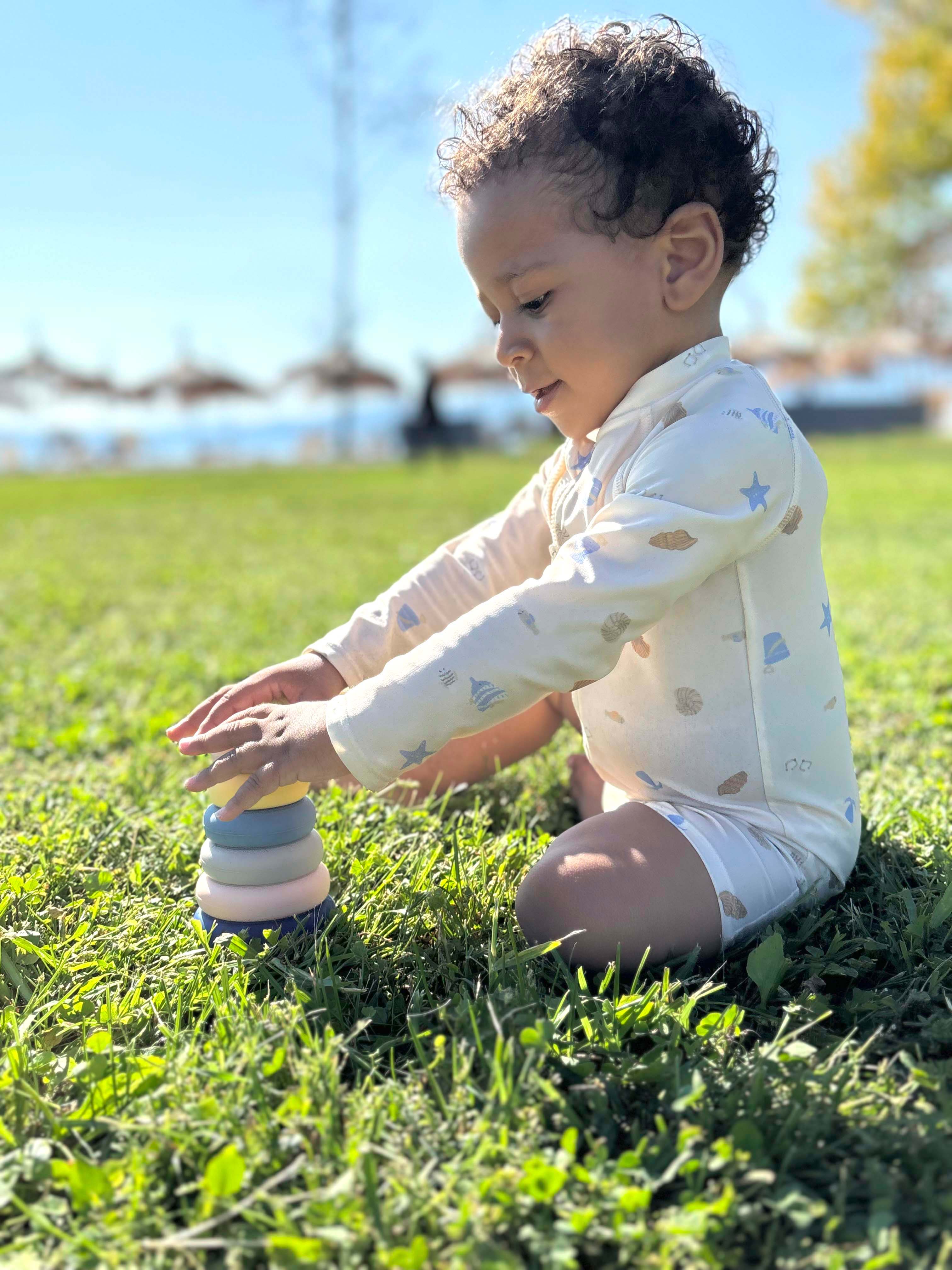 Person, Sitzend, Kleidung, Ärmel, Gras