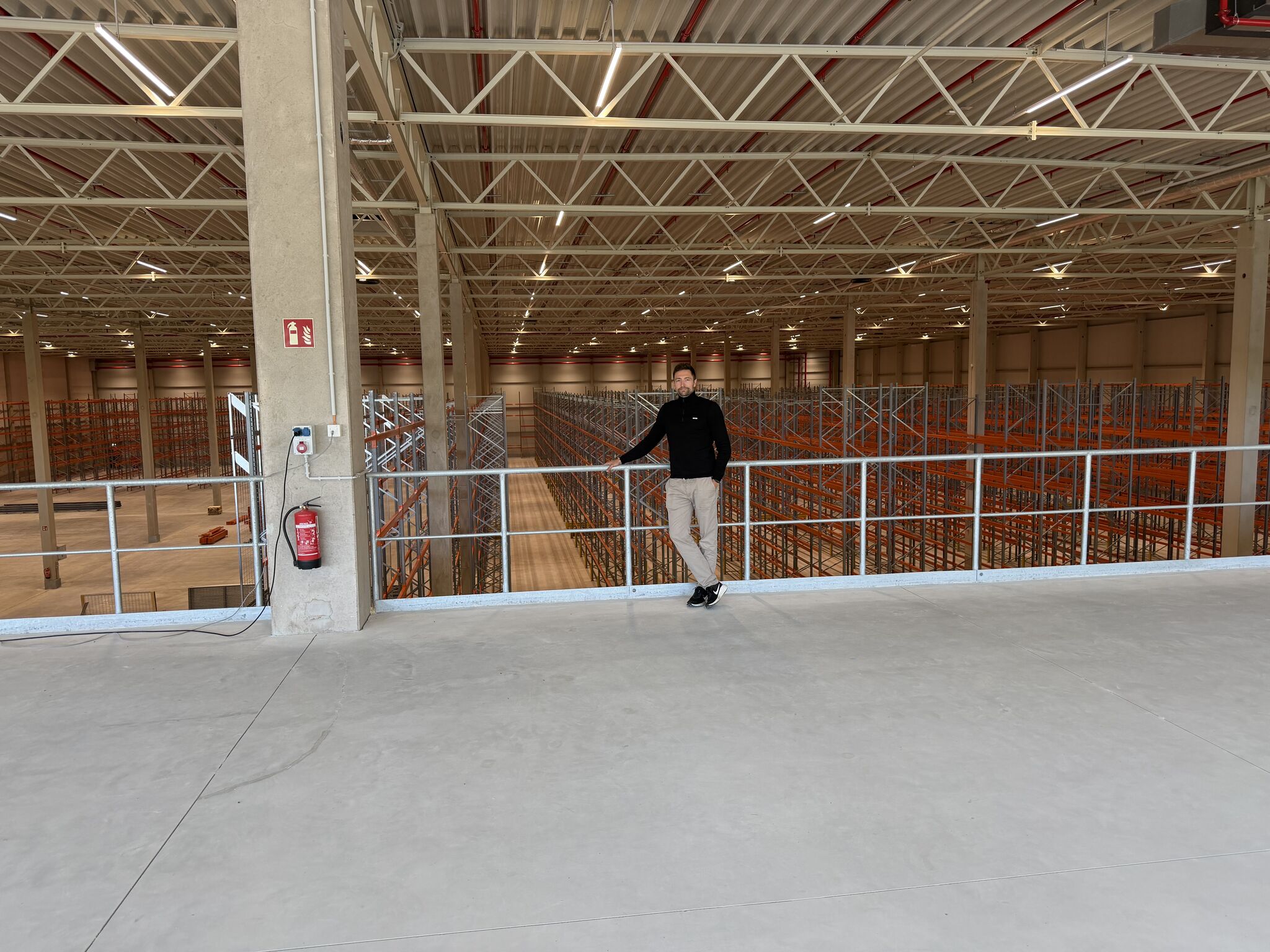 Ein Blick in die neue Lagerhalle, Lager, Industrie, Mann, Regal, Lagerung