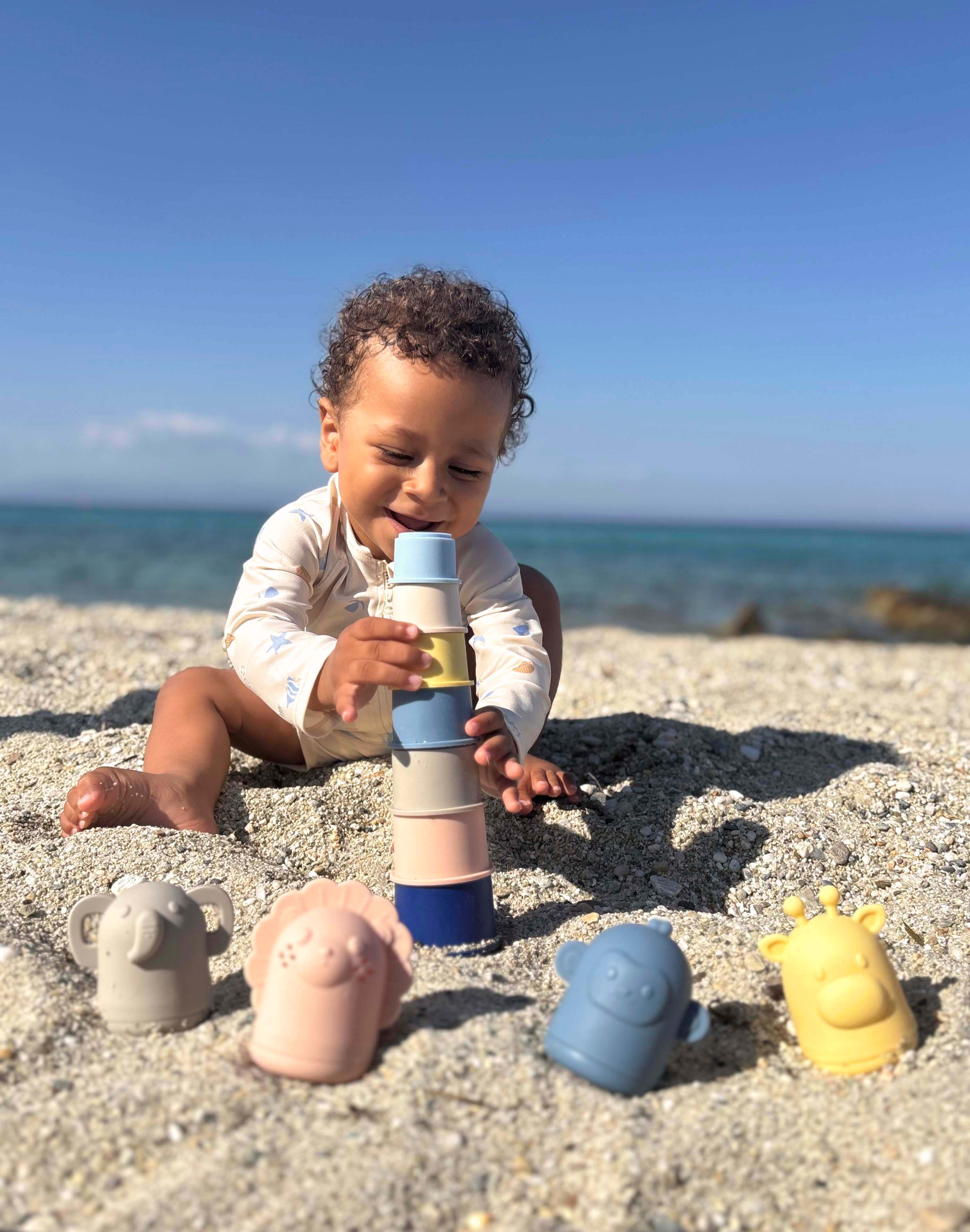 Kind spielt mit Silicone Stacking Cups