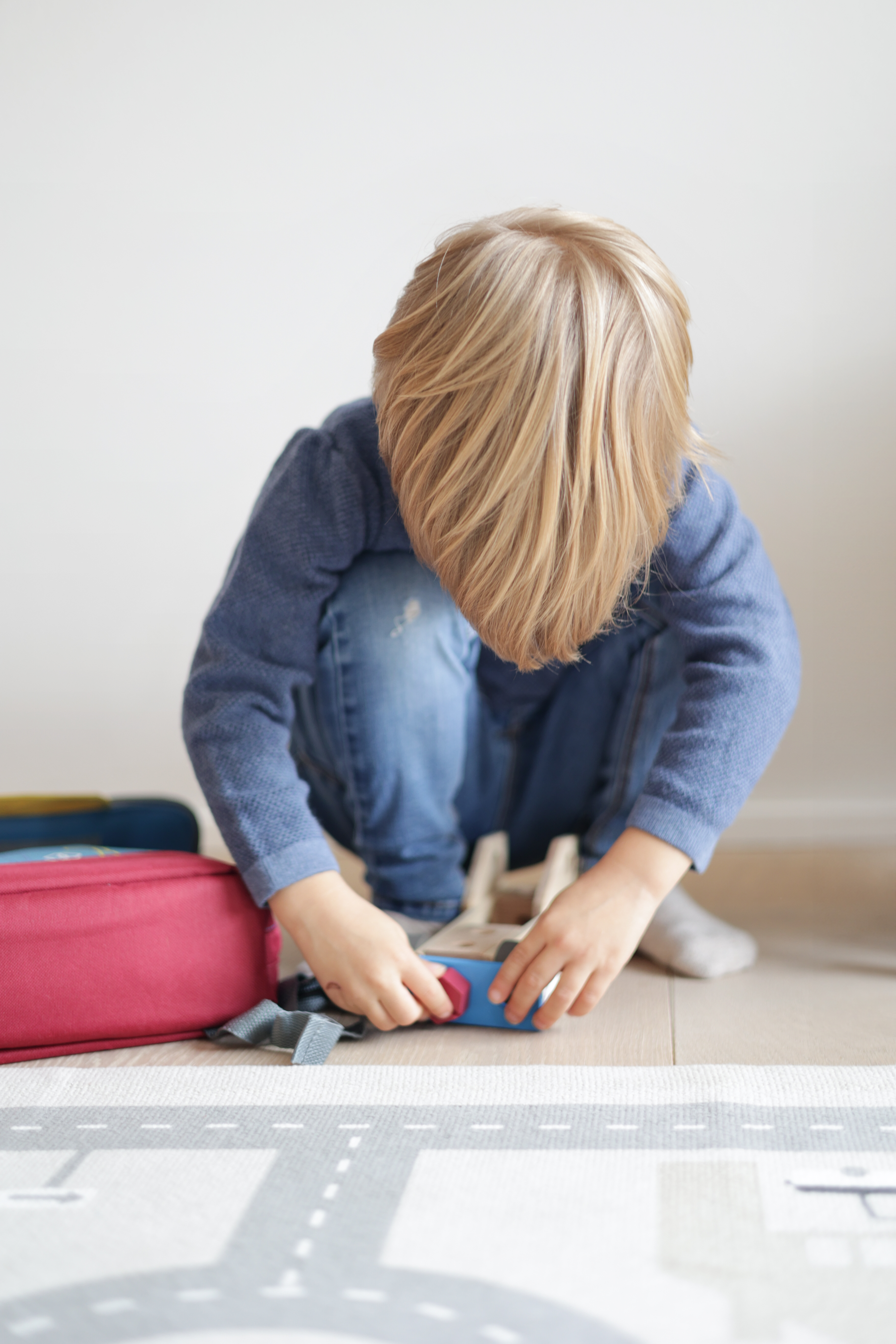 Kind spielt mit Werkzeugrucksack workshop