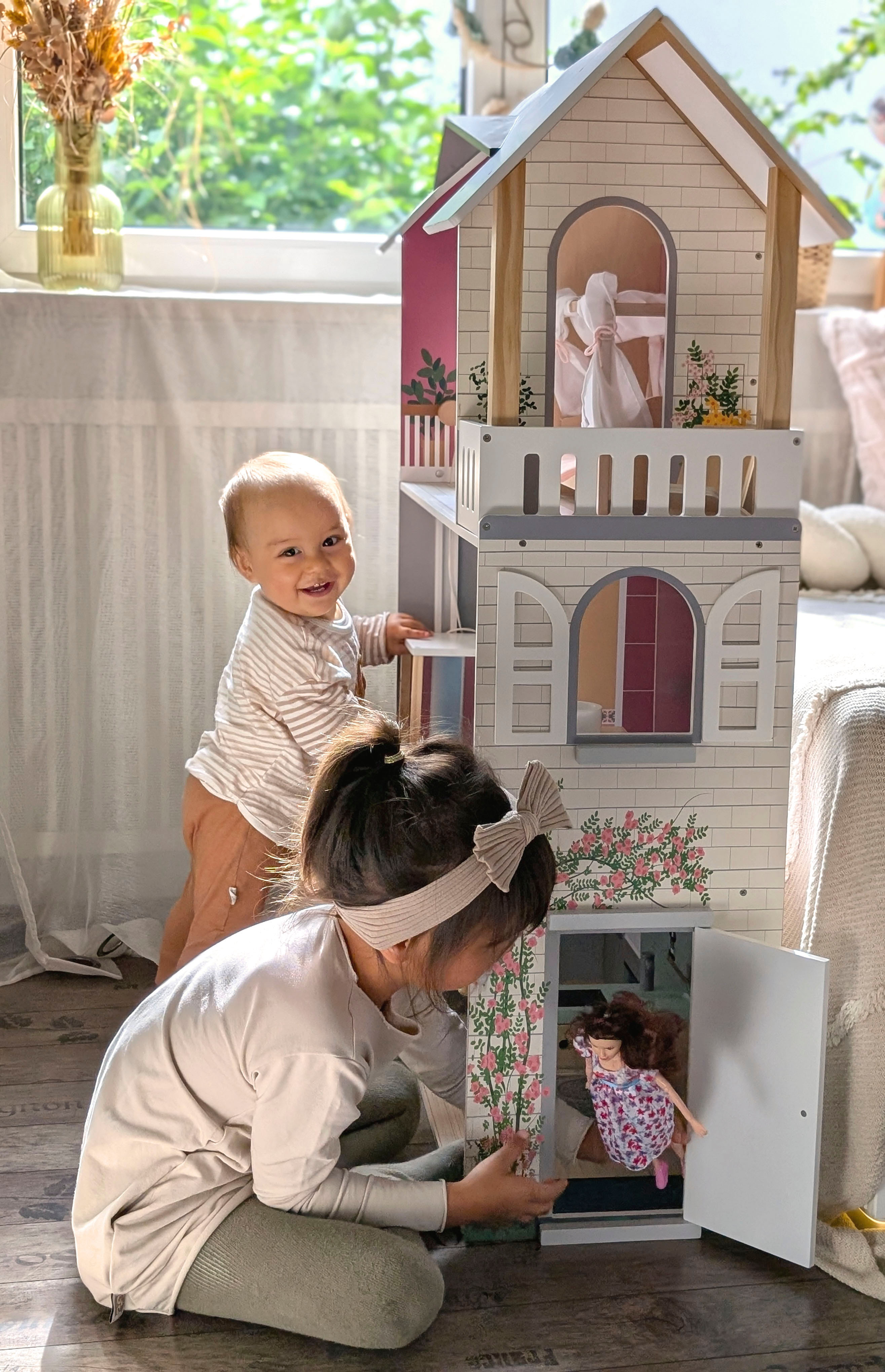 Kind spielt mit Traumvilla Puppenhaus XL