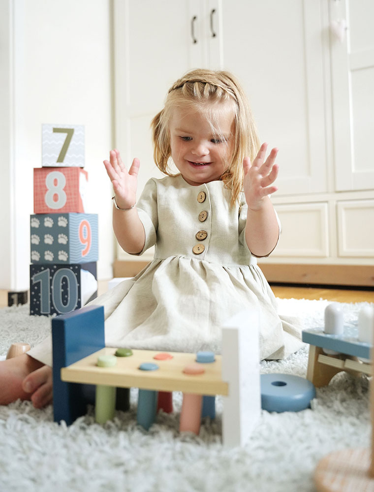 Klopfbank für Kinder in arktischen Farben, Kind, Weiblich, Mädchen, Person, Portrait