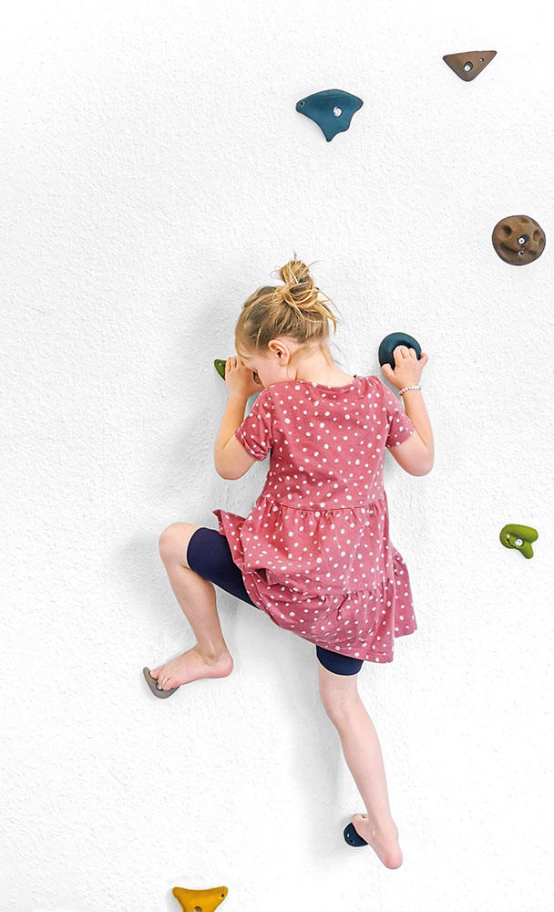 Bunte Klettersteine Adventure an Wand