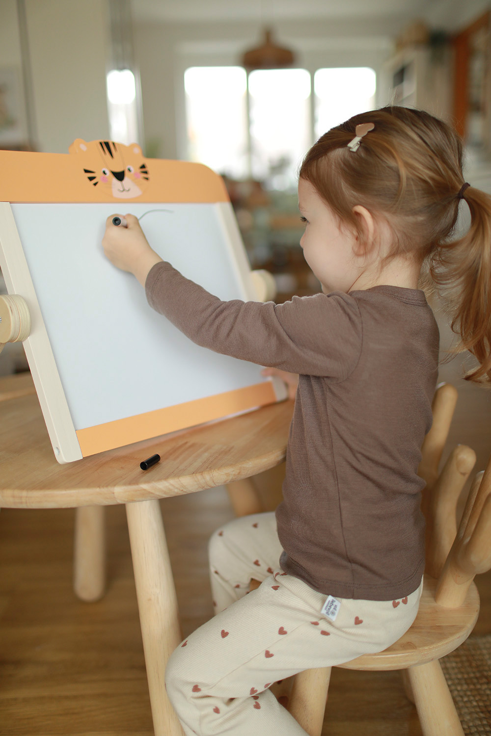 Kind spielt mit Kreidetafel und Whiteboard Safari