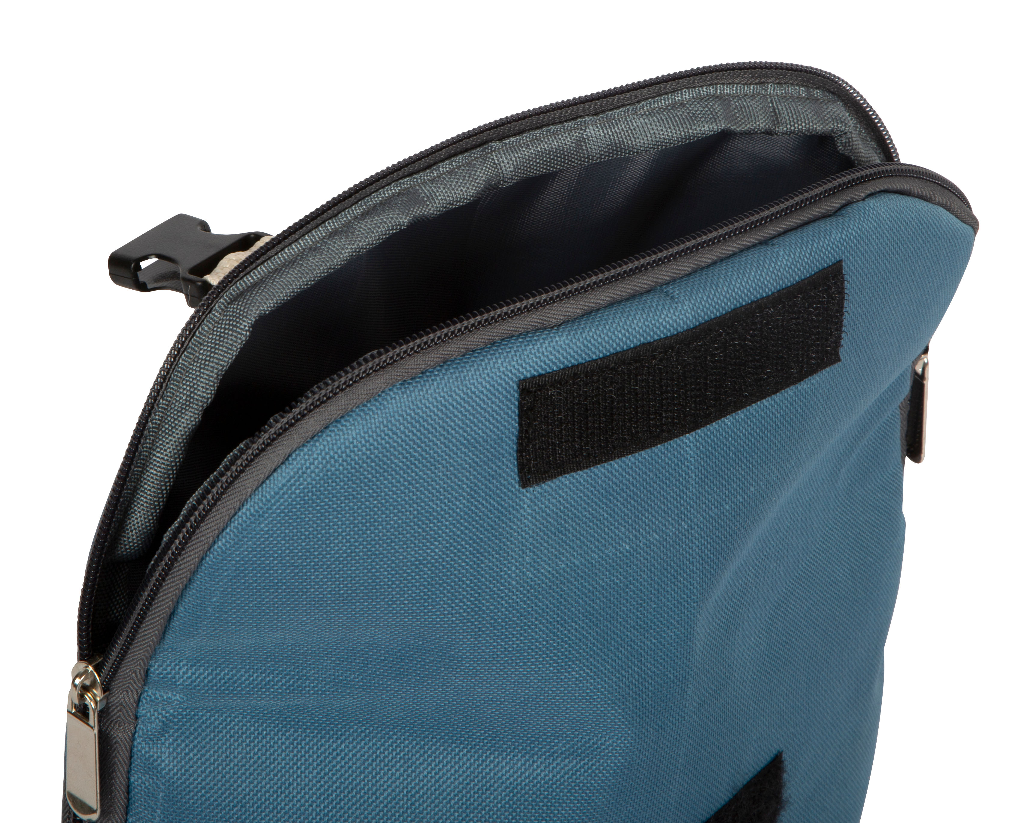 Geöffneter Reißverschluss an Picknickrucksack