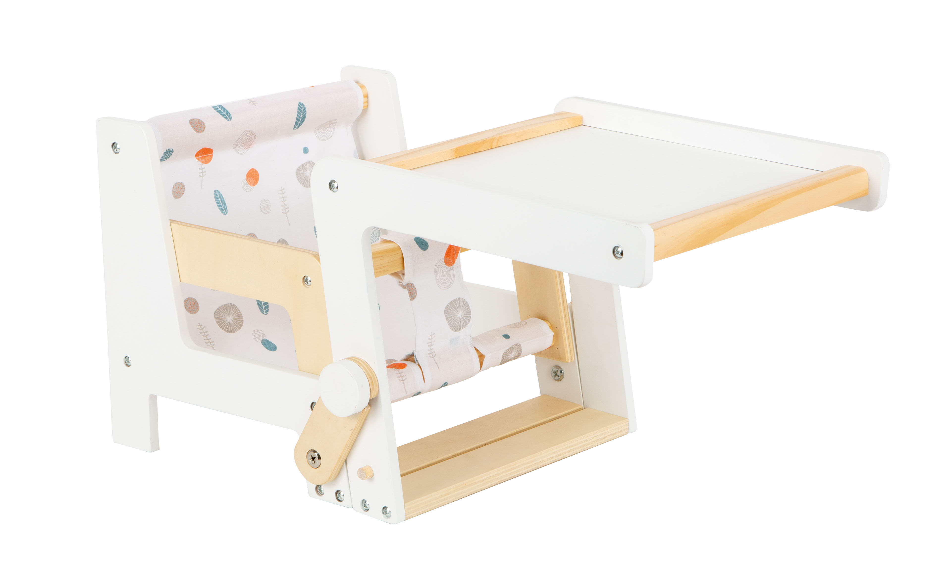 Mädchen mit weißem Puppenwagen aus Holz