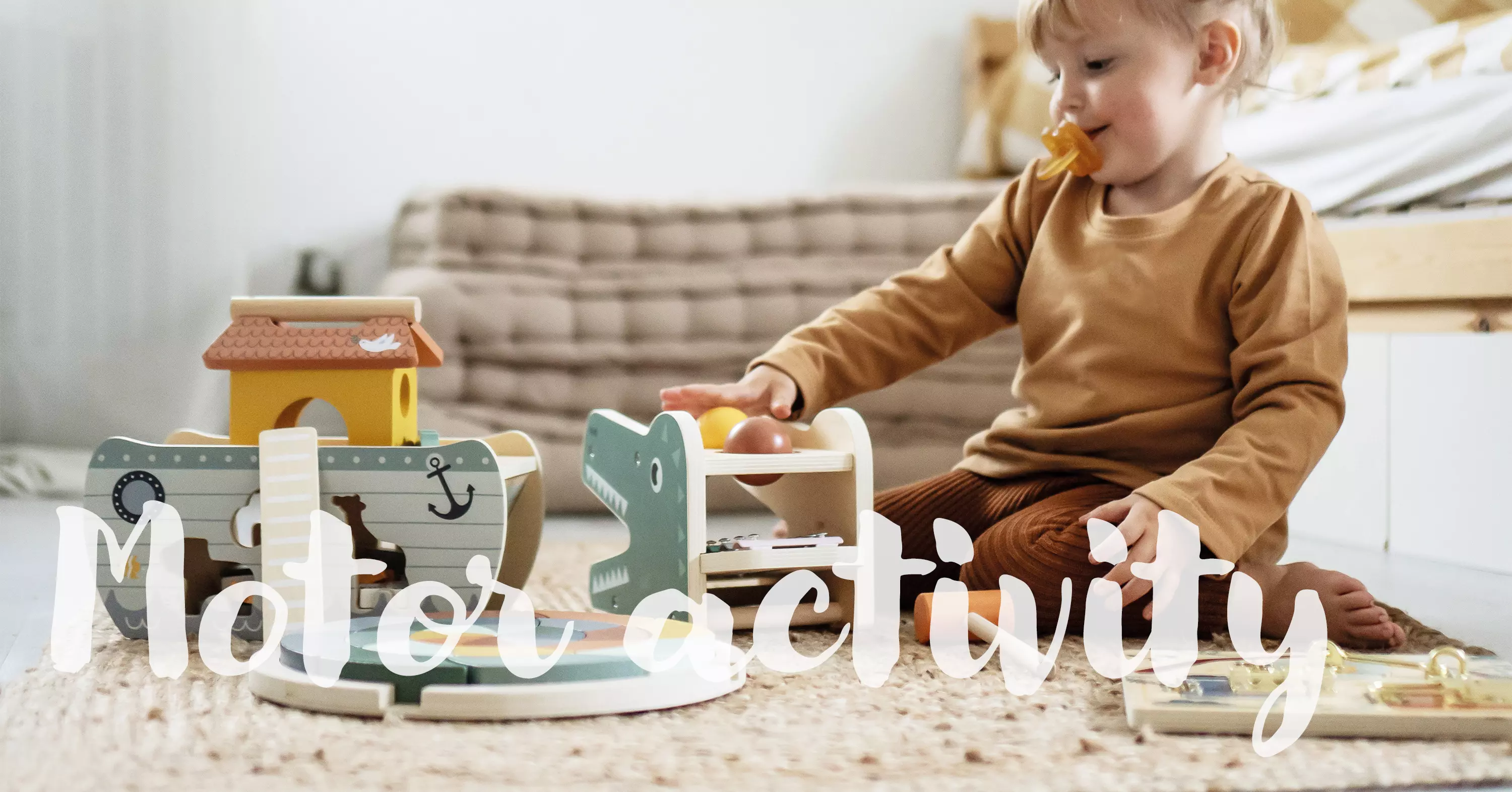 Mädchen spielt auf dem Boden mit Motorikspielzeug