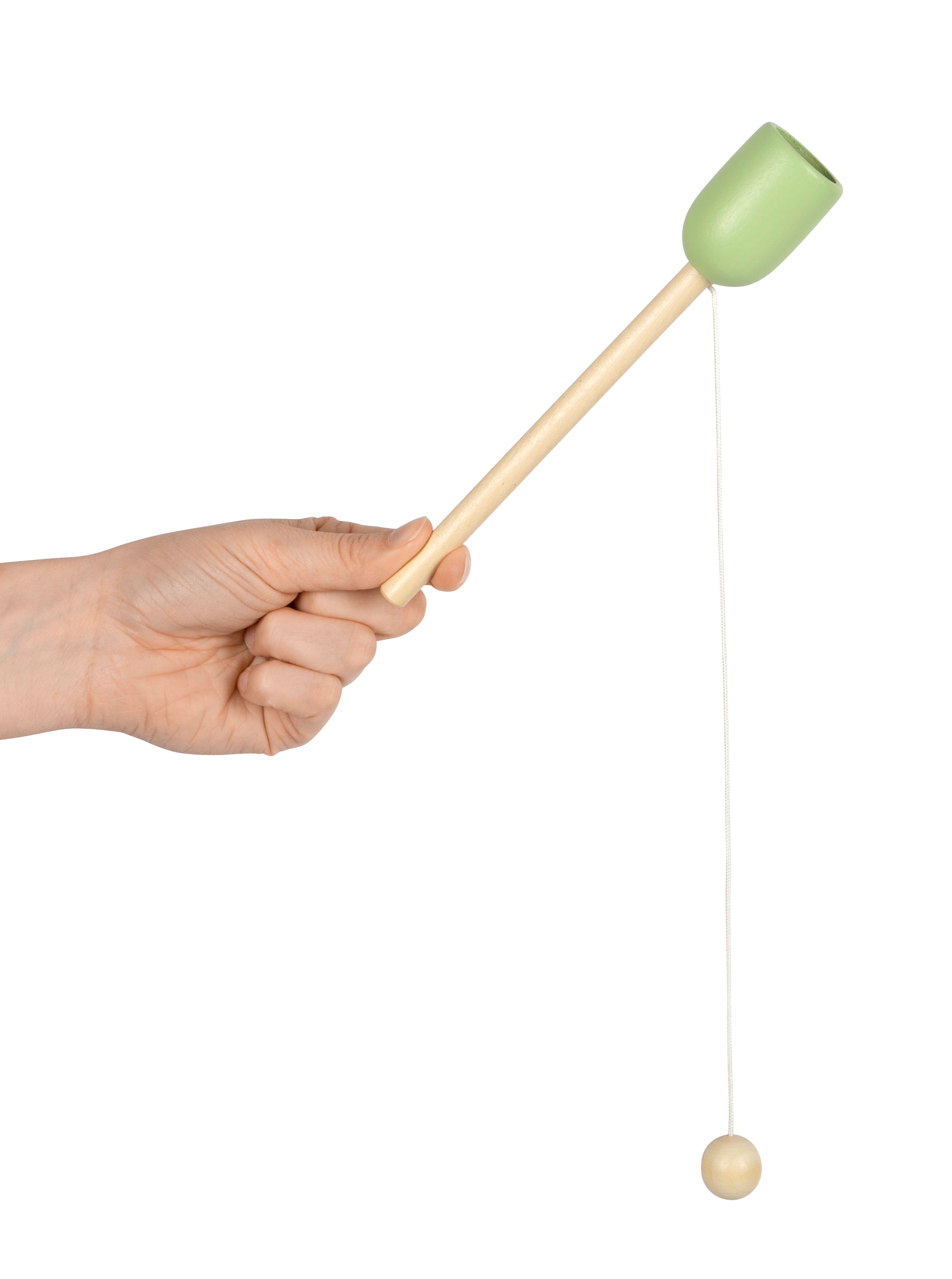 Hand mit grünem Kugel-Fangspiel aus Holz