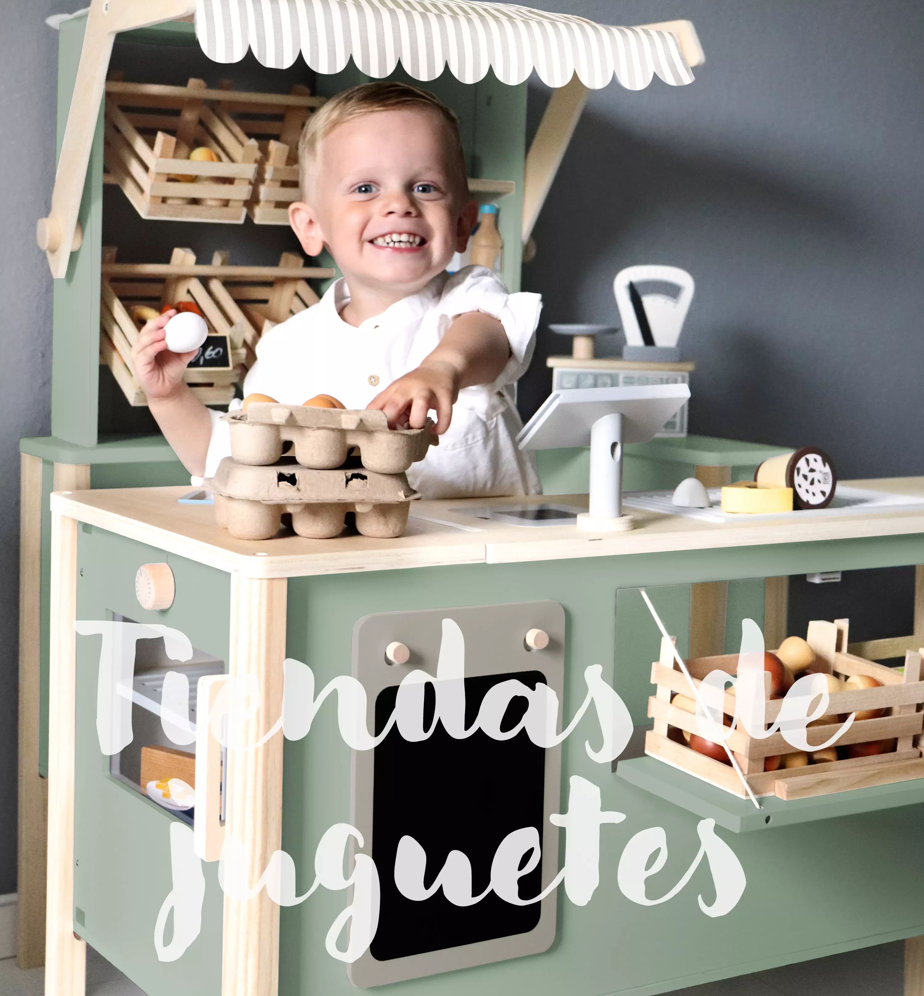 Junge spielt mit einem Kaufmannsladen aus Holz