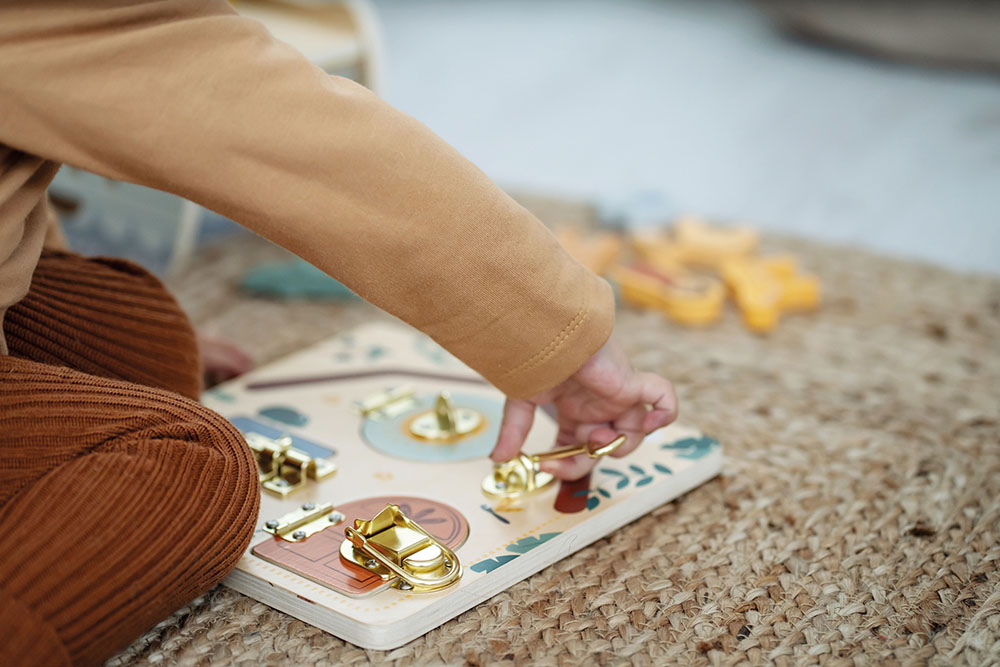 Motorikbrett Schloss und Riegel „Safari“ für Kinder