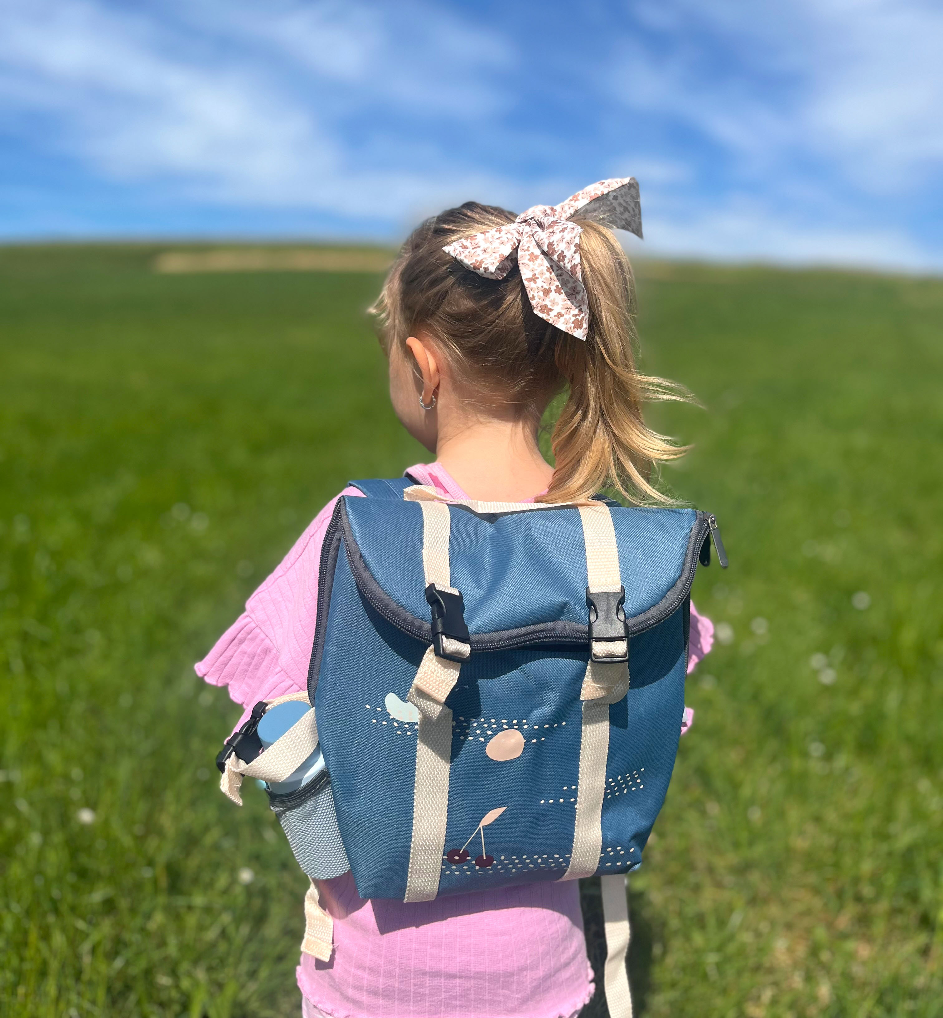 Kind spielt mit Picknickrucksack Tasty