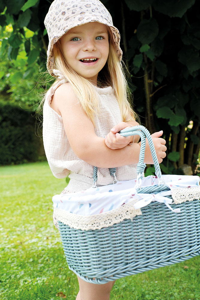 Kind spielt mit Picknickkorb Tasty