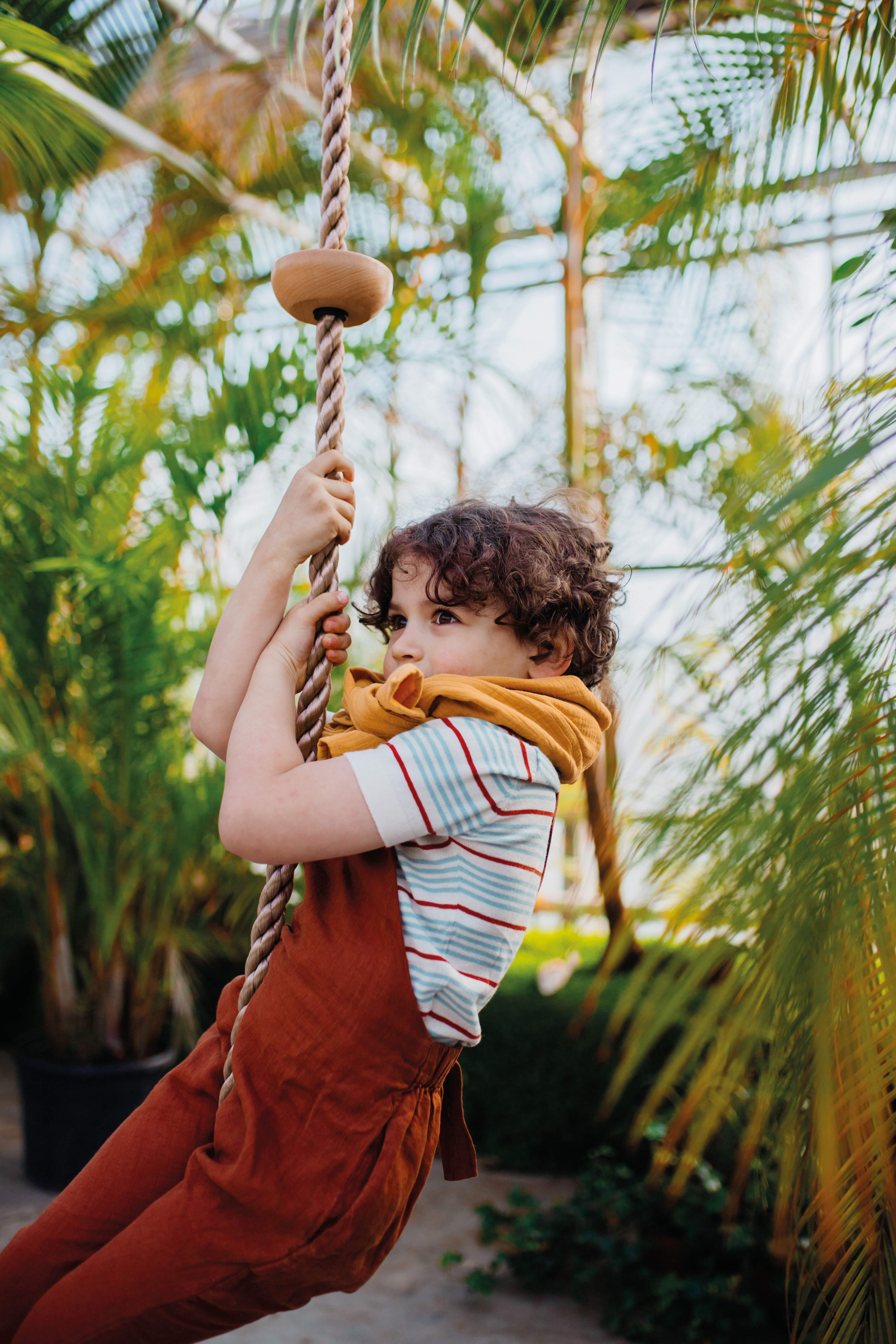 Kletterseil mit Fußtritten aus Holz für Kinder